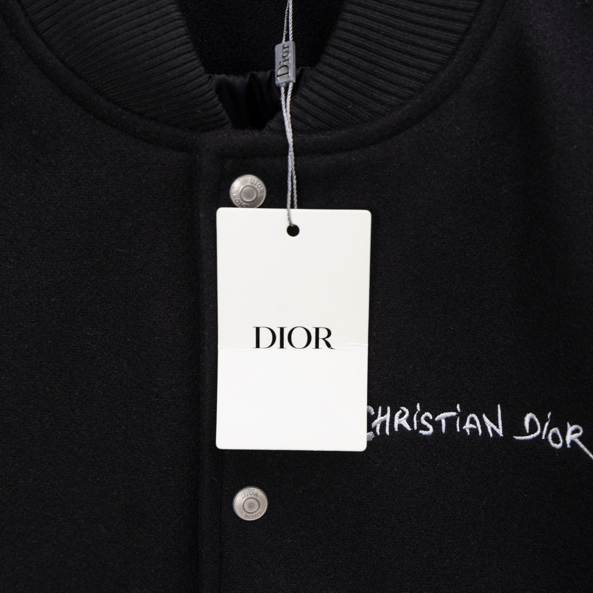 Chaqueta Bomber Dior 2025SS con Bordado de Toalla y Detalles Metálicos 4 a1755019058606 3437