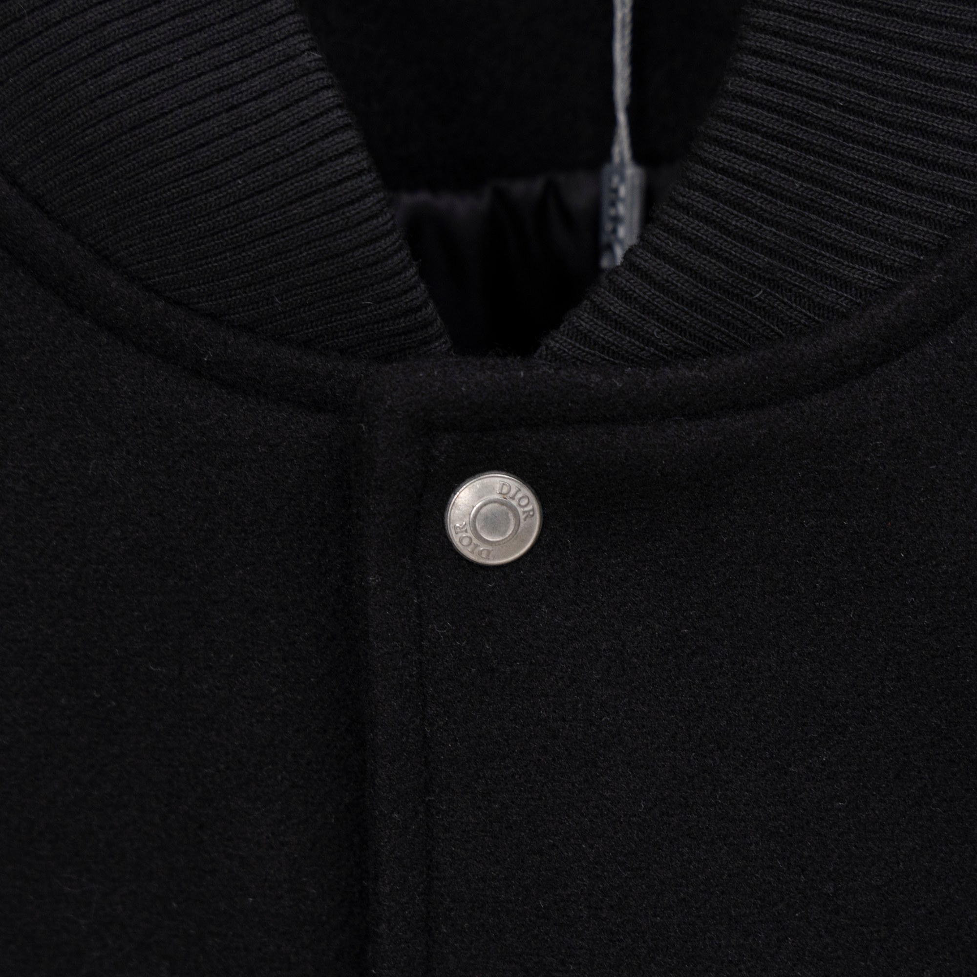 Chaqueta Bomber Dior 2025SS con Bordado de Toalla y Detalles Metálicos 7 a1755019060462 6700