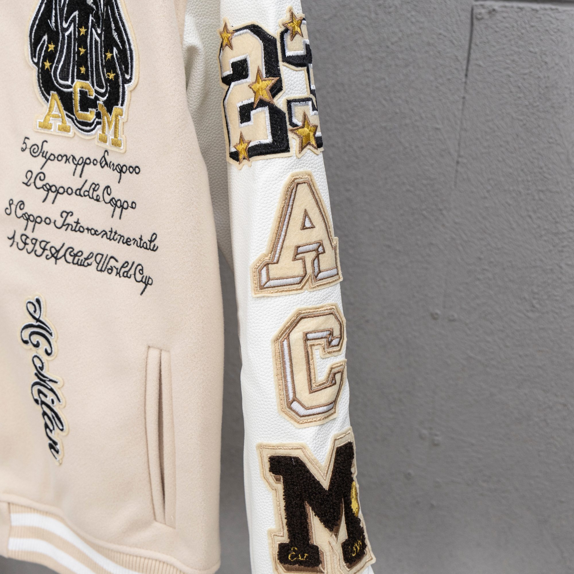 Chaqueta Béisbol Bordada Estilo Universitario con Mangas de Cuero 5 a1755019383996 7785