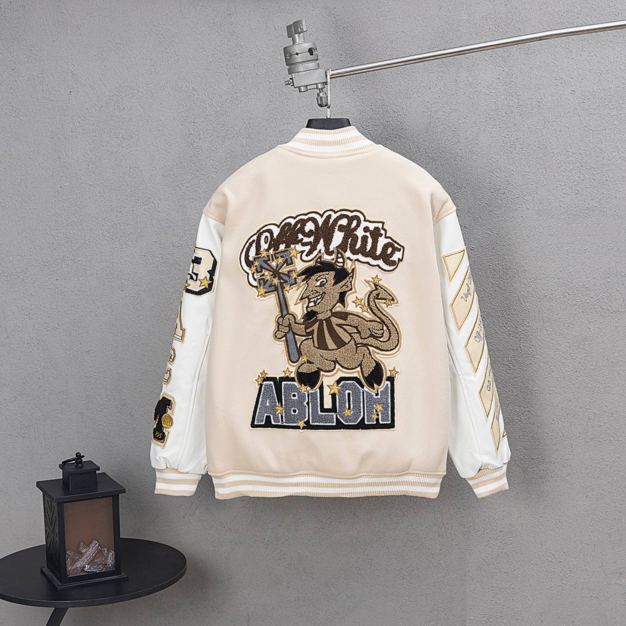 Chaqueta Béisbol Bordada Estilo Universitario con Mangas de Cuero 3 a1755019384402 8024