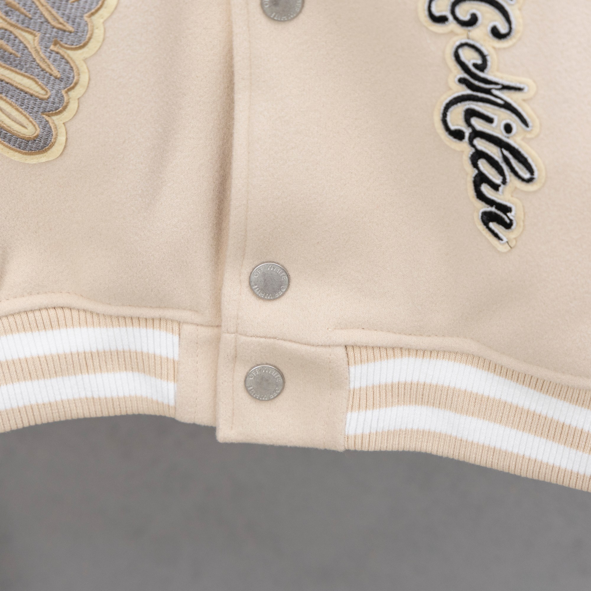 Chaqueta Béisbol Bordada Estilo Universitario con Mangas de Cuero 10 a1755019385678 8220