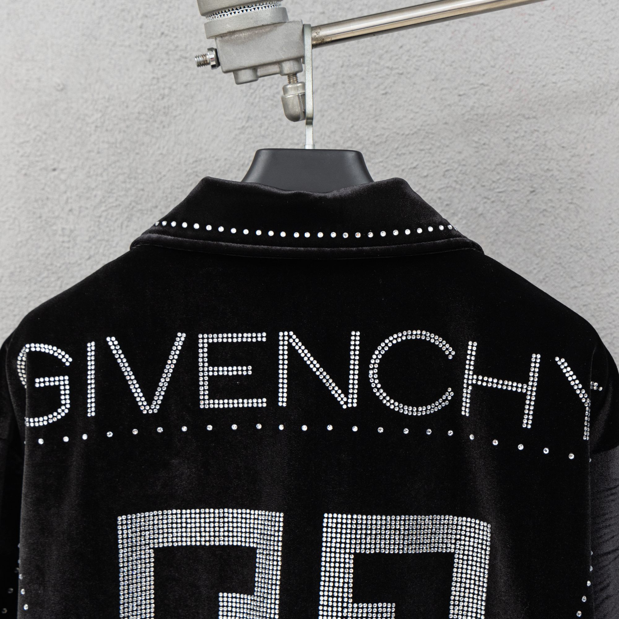 Chaqueta Givenchy Otoño/Invierno 2025SS con Detalles de Pedrería y Terciopelo 4 a1760203980399 8720