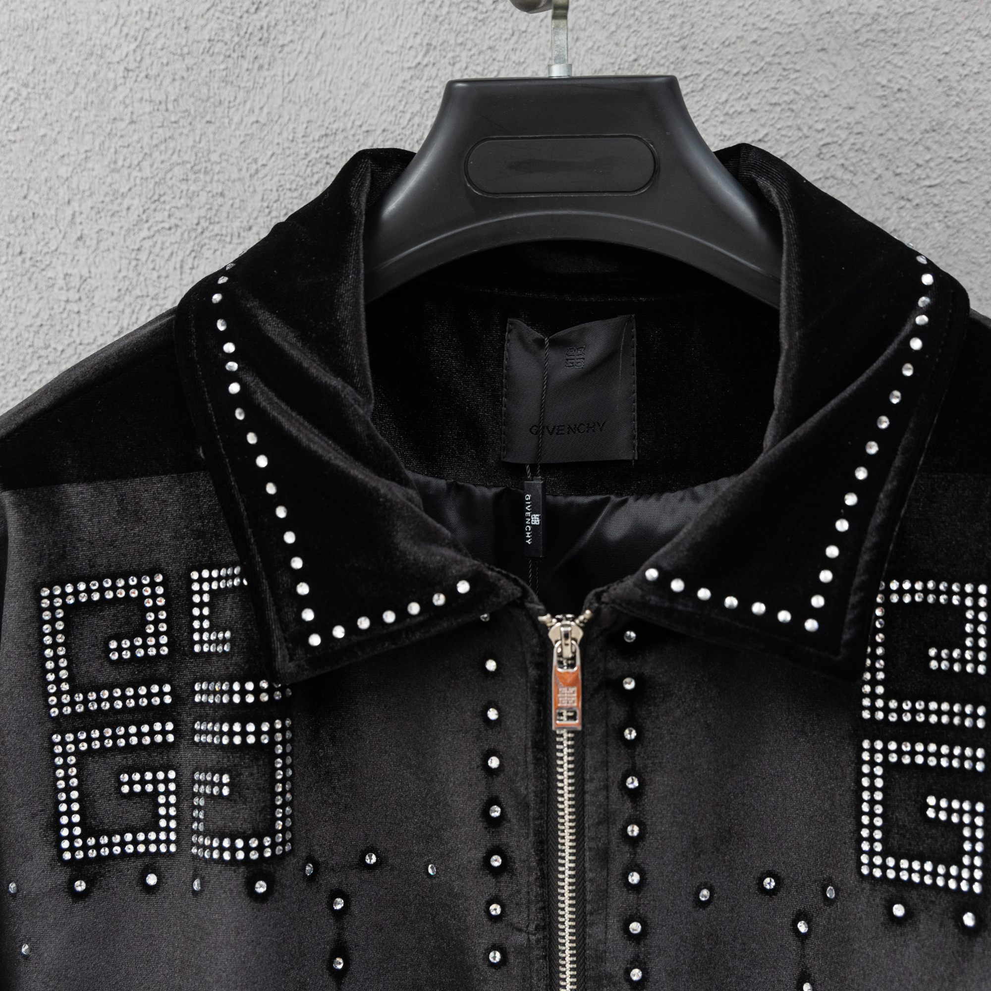 Chaqueta Givenchy Otoño/Invierno 2025SS con Detalles de Pedrería y Terciopelo 9 a1760203980413 0136