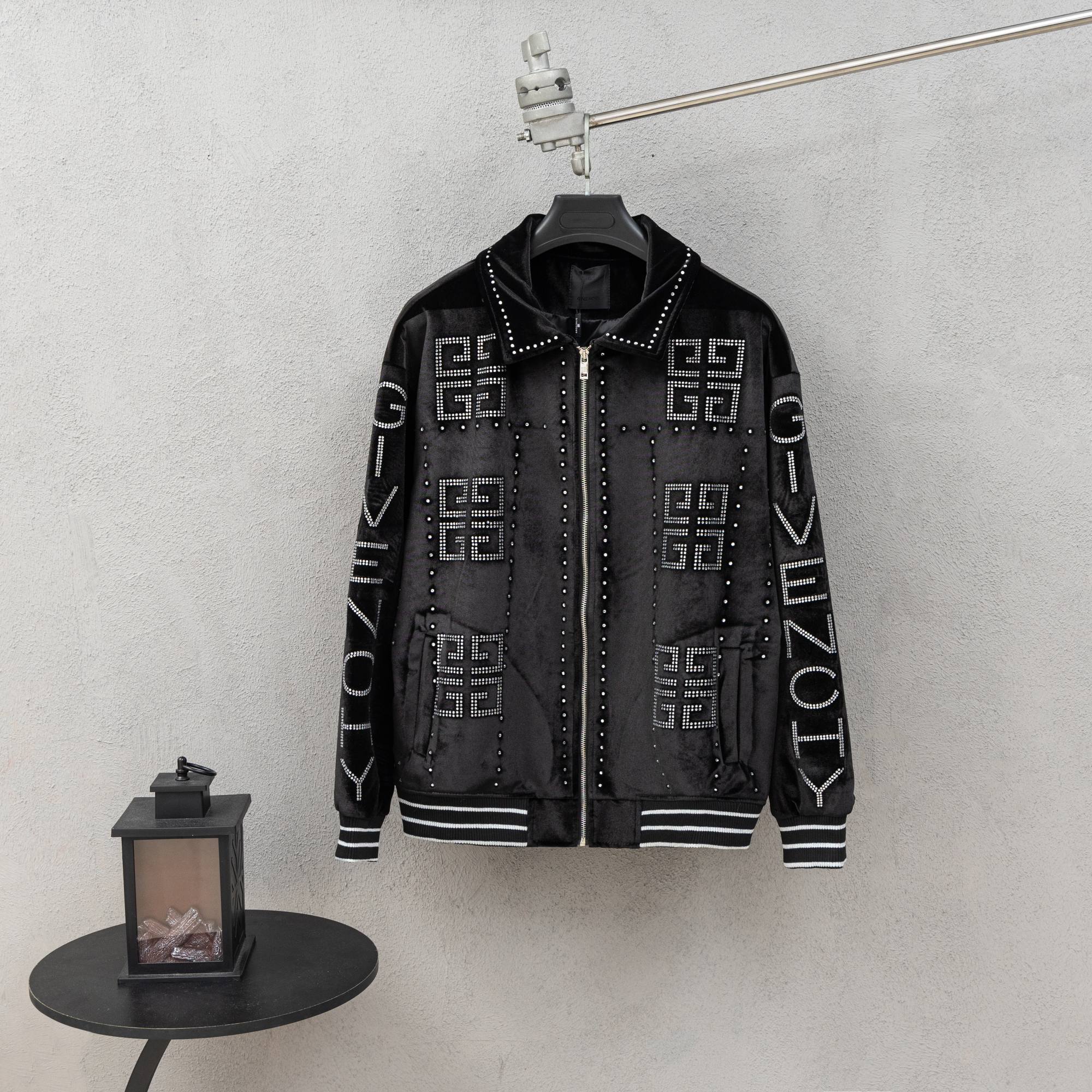 Chaqueta Givenchy Otoño/Invierno 2025SS con Detalles de Pedrería y Terciopelo