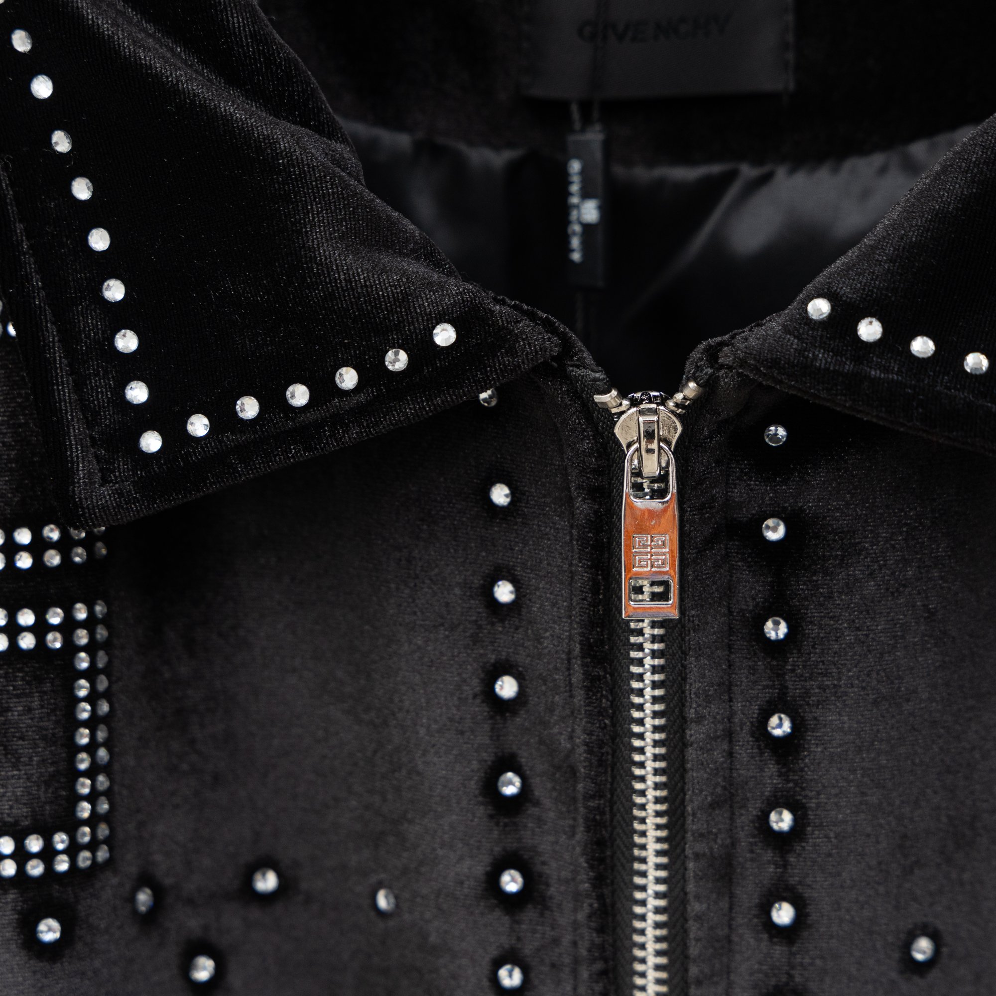 Chaqueta Givenchy Otoño/Invierno 2025SS con Detalles de Pedrería y Terciopelo 8 a1760203982267 1324