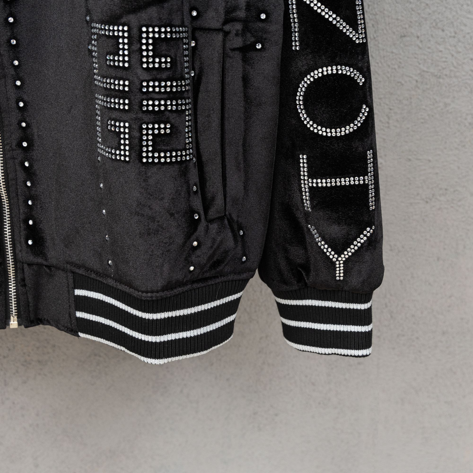 Chaqueta Givenchy Otoño/Invierno 2025SS con Detalles de Pedrería y Terciopelo 10 a1760203982414 4850