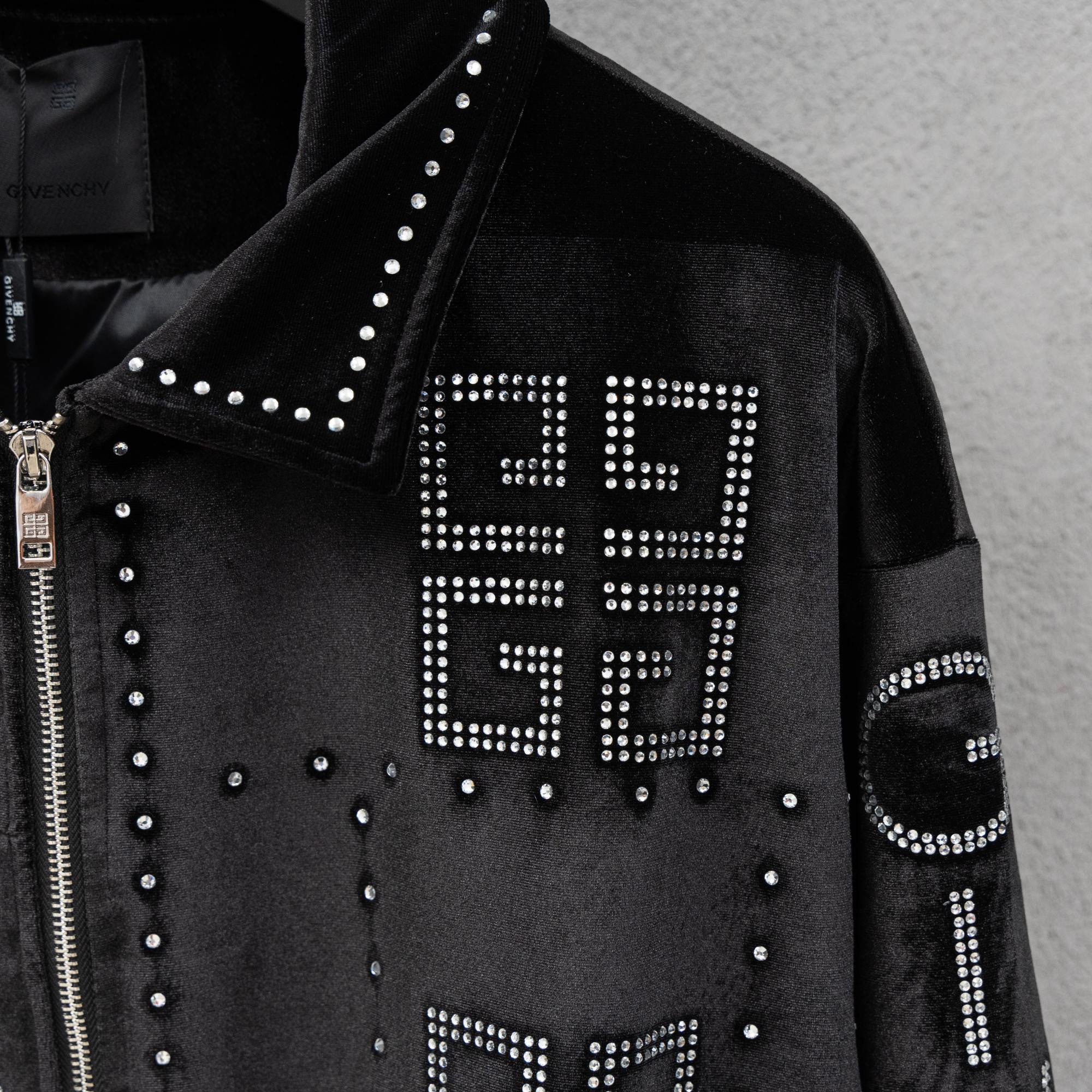 Chaqueta Givenchy Otoño/Invierno 2025SS con Detalles de Pedrería y Terciopelo 7 a1760203982530 6785