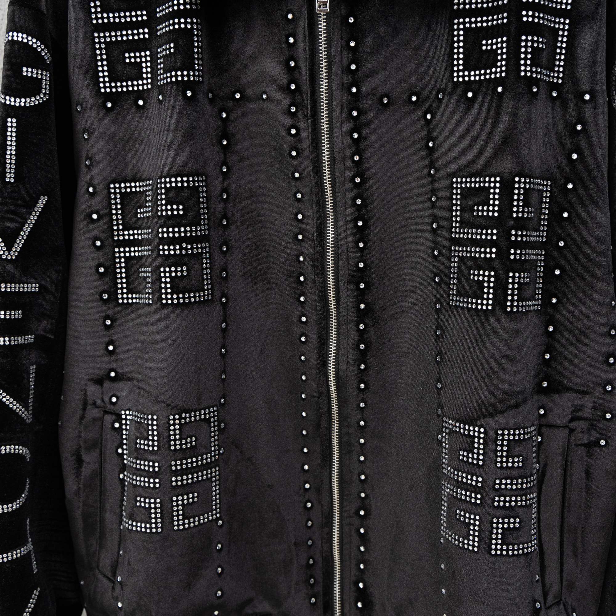 Chaqueta Givenchy Otoño/Invierno 2025SS con Detalles de Pedrería y Terciopelo 11 a1760203982696 3181