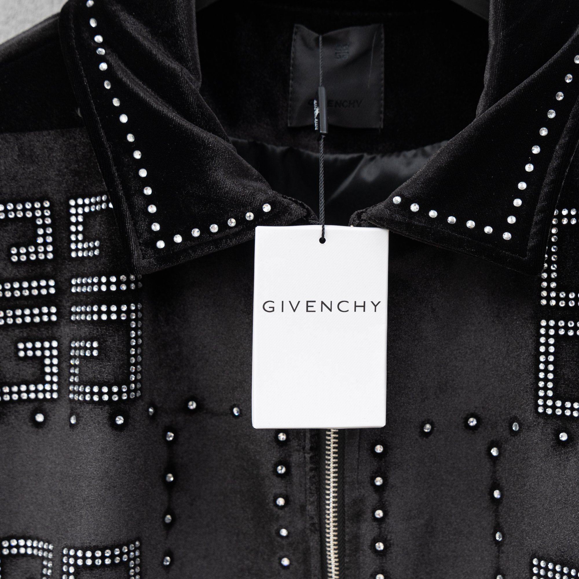 Chaqueta Givenchy Otoño/Invierno 2025SS con Detalles de Pedrería y Terciopelo 5 a1760204081704 1671