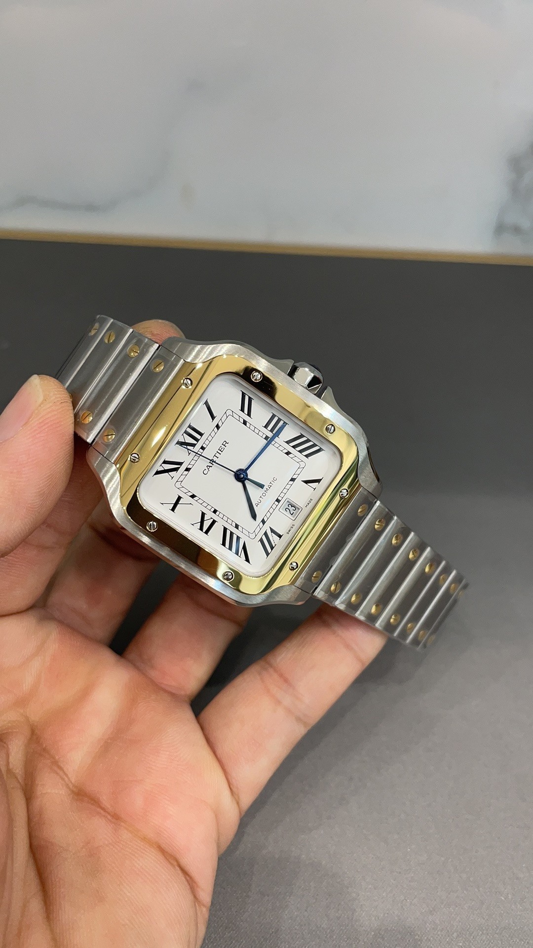 Cartier 卡地亚山度士 表壳：316材质表盘：渐变蓝色表针：瑞士工艺烧制钢蓝玻璃：瑞士增透白膜防弦防手纹af工艺处理表带：配备人体工力学smartlink拆卸系统尺寸：39
