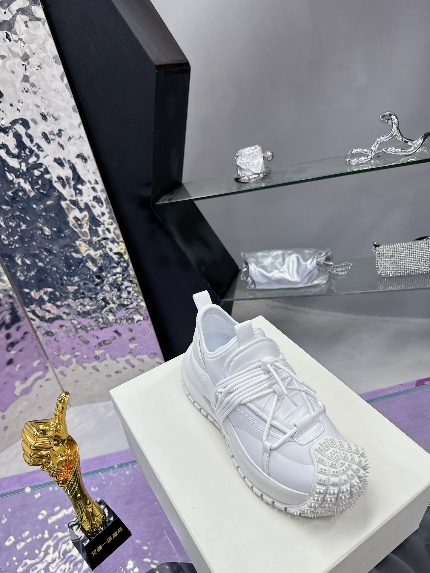 Gigiorgio Armani Sneakers: Futuristic Design, High Quality Materials, Vibram Rubber Soles. - 图片 5