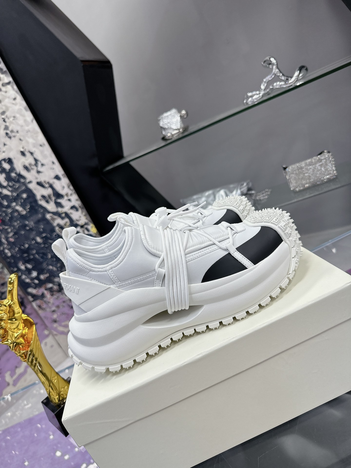 Stylish Men’s Sneakers by Giorgio Armani: Futuristic Design, High Quality, Competitive Price - 图片 2