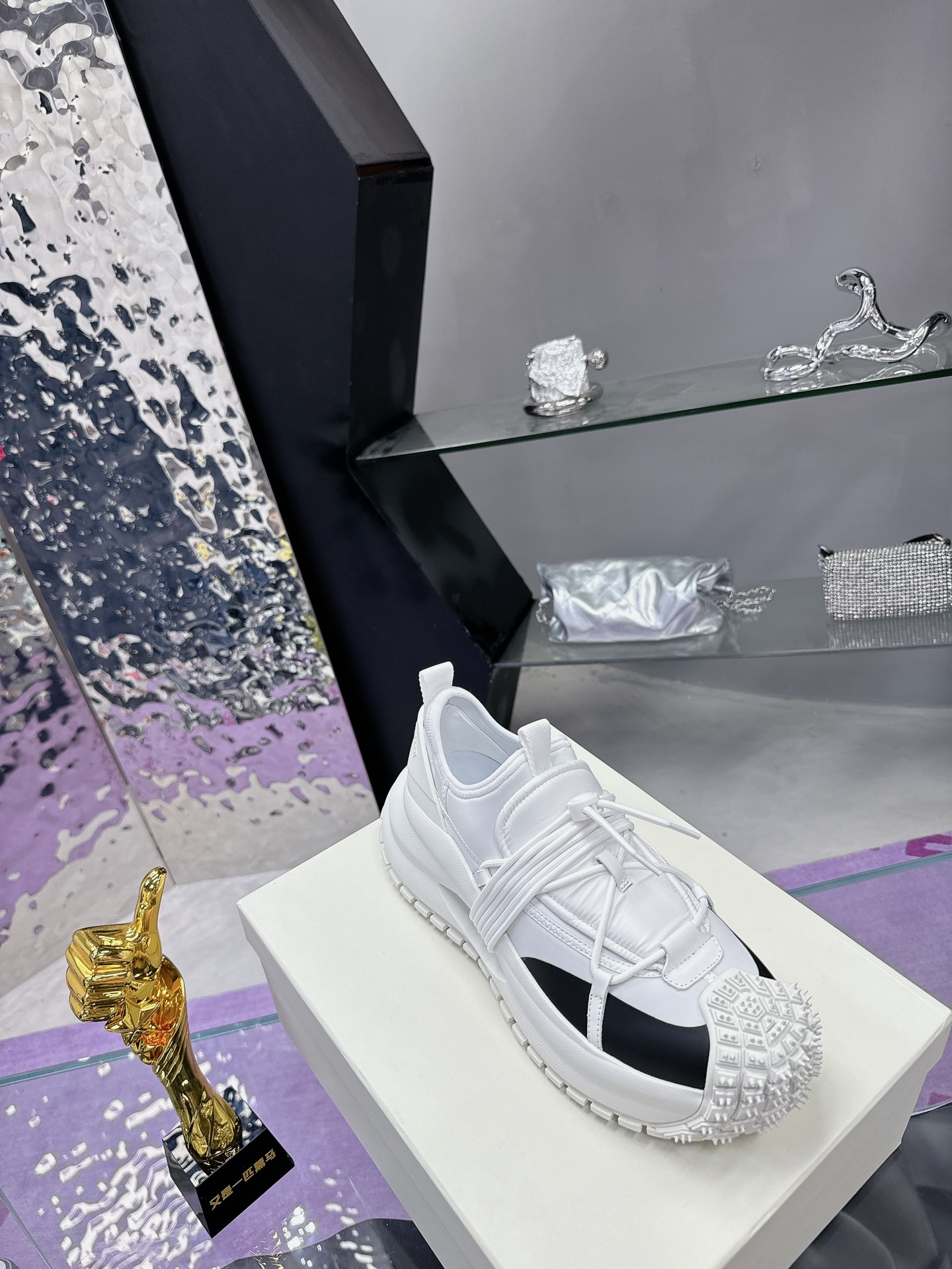 Stylish Men’s Sneakers by Giorgio Armani: Futuristic Design, High Quality, Competitive Price - 图片 5