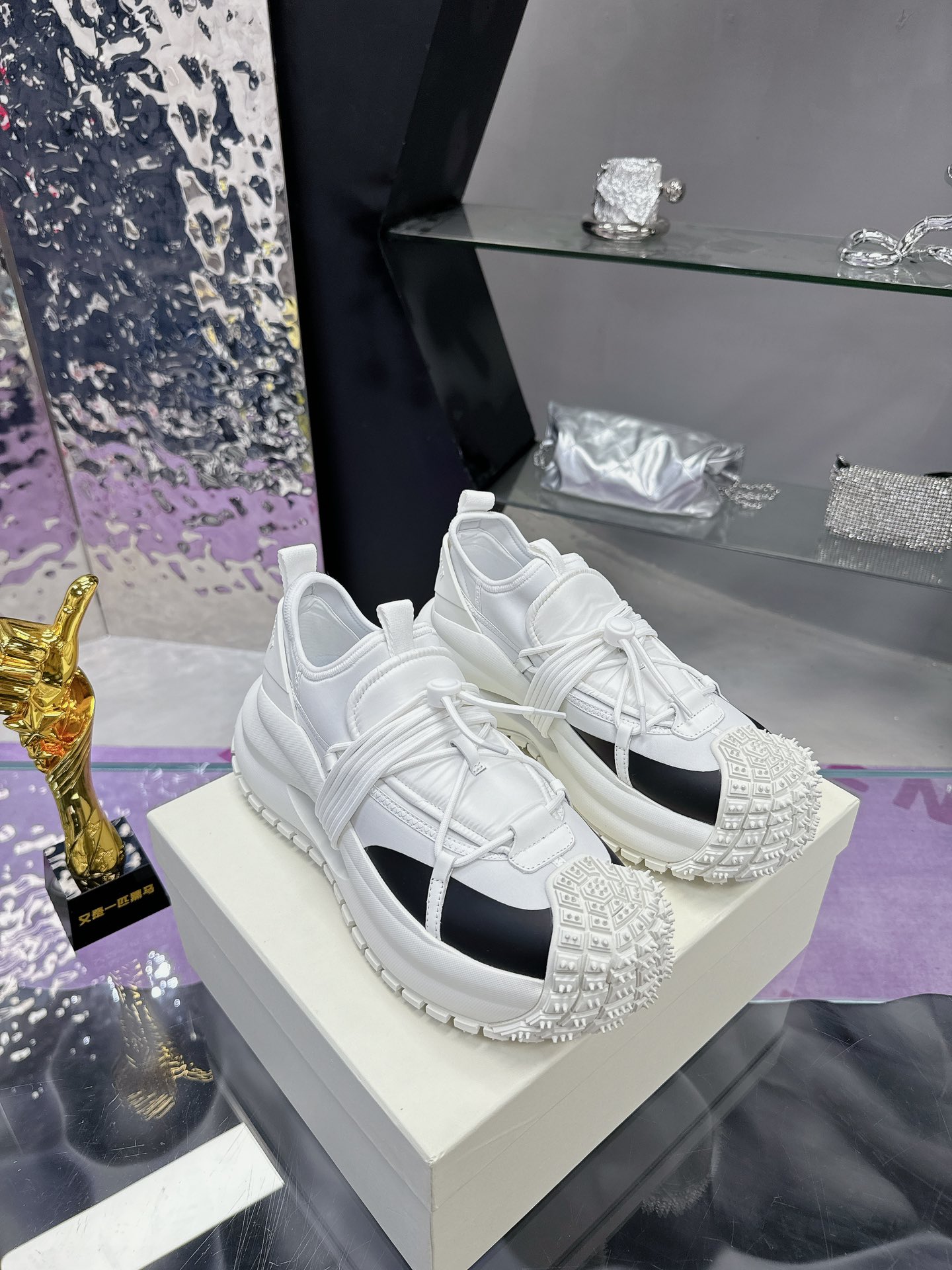 Stylish Men’s Sneakers by Giorgio Armani: Futuristic Design, High Quality, Competitive Price - 图片 1