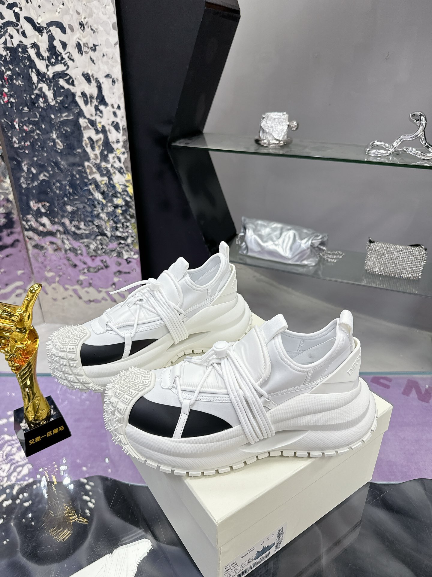 Stylish Men’s Sneakers by Giorgio Armani: Futuristic Design, High Quality, Competitive Price - 图片 3