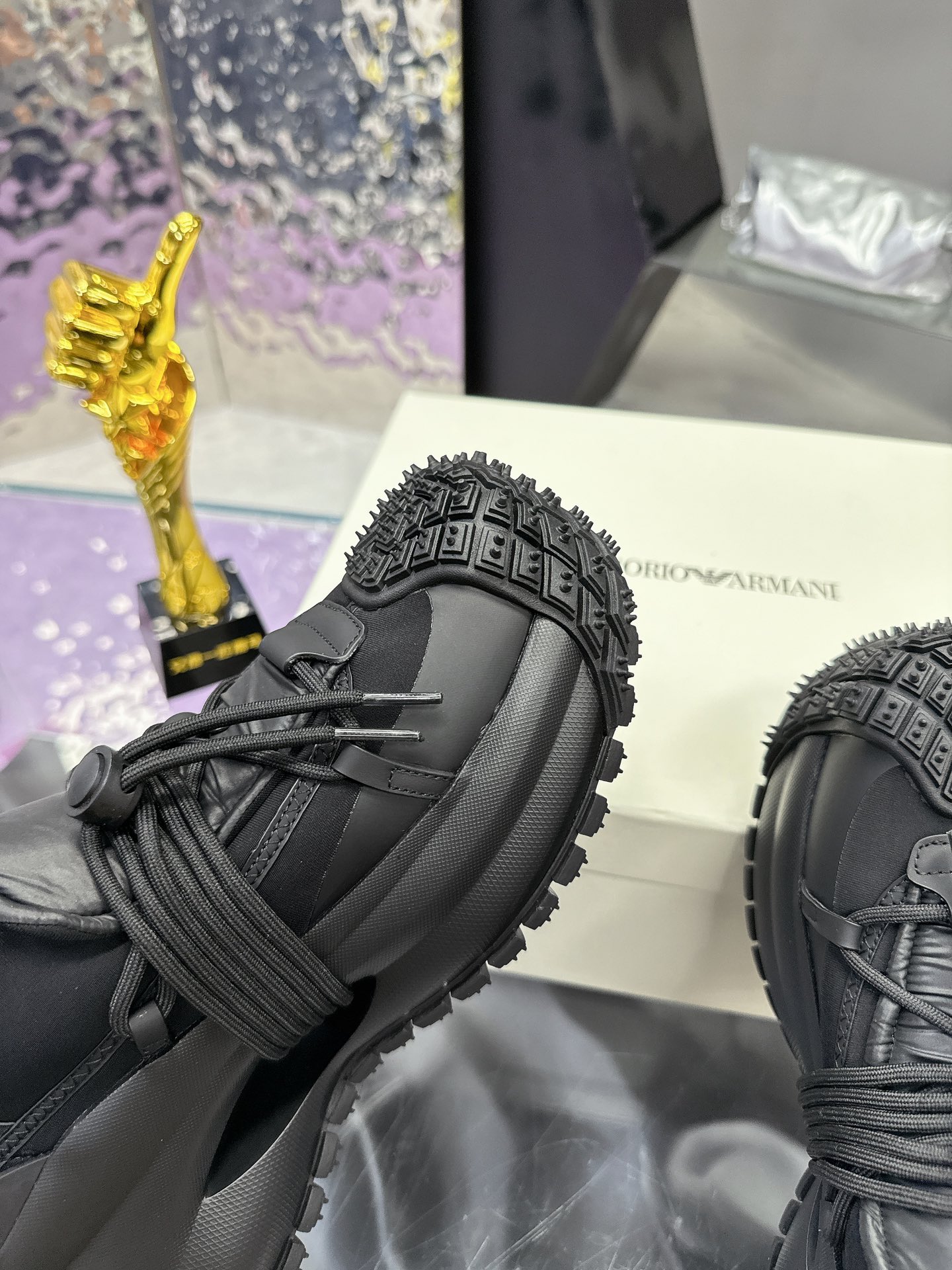 Fashionable Men’s Sneakers with Futuristic Design and High-Quality Materials at $882 - 图片 6