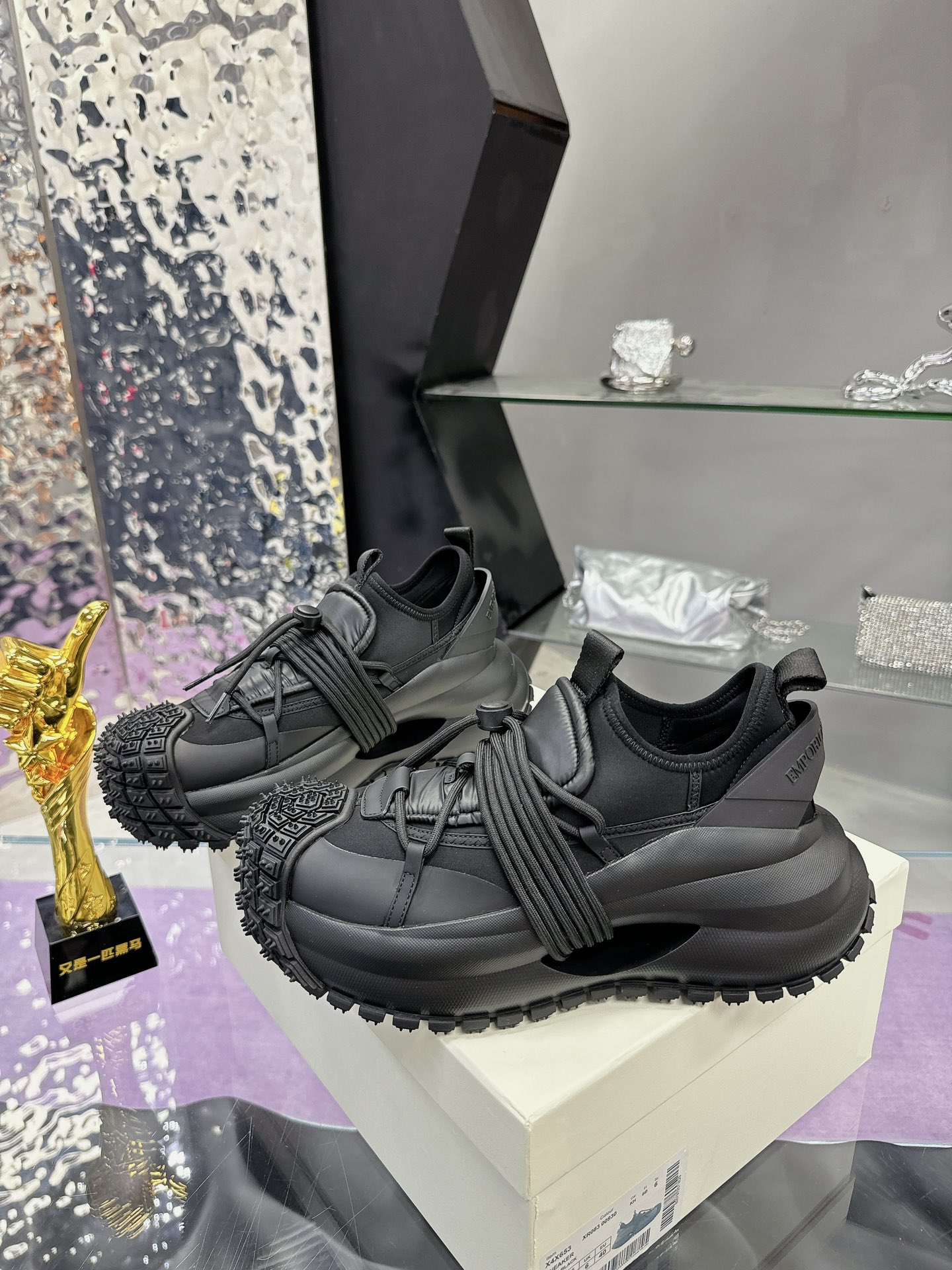 Fashionable Men’s Sneakers with Futuristic Design and High-Quality Materials at $882 - 图片 3