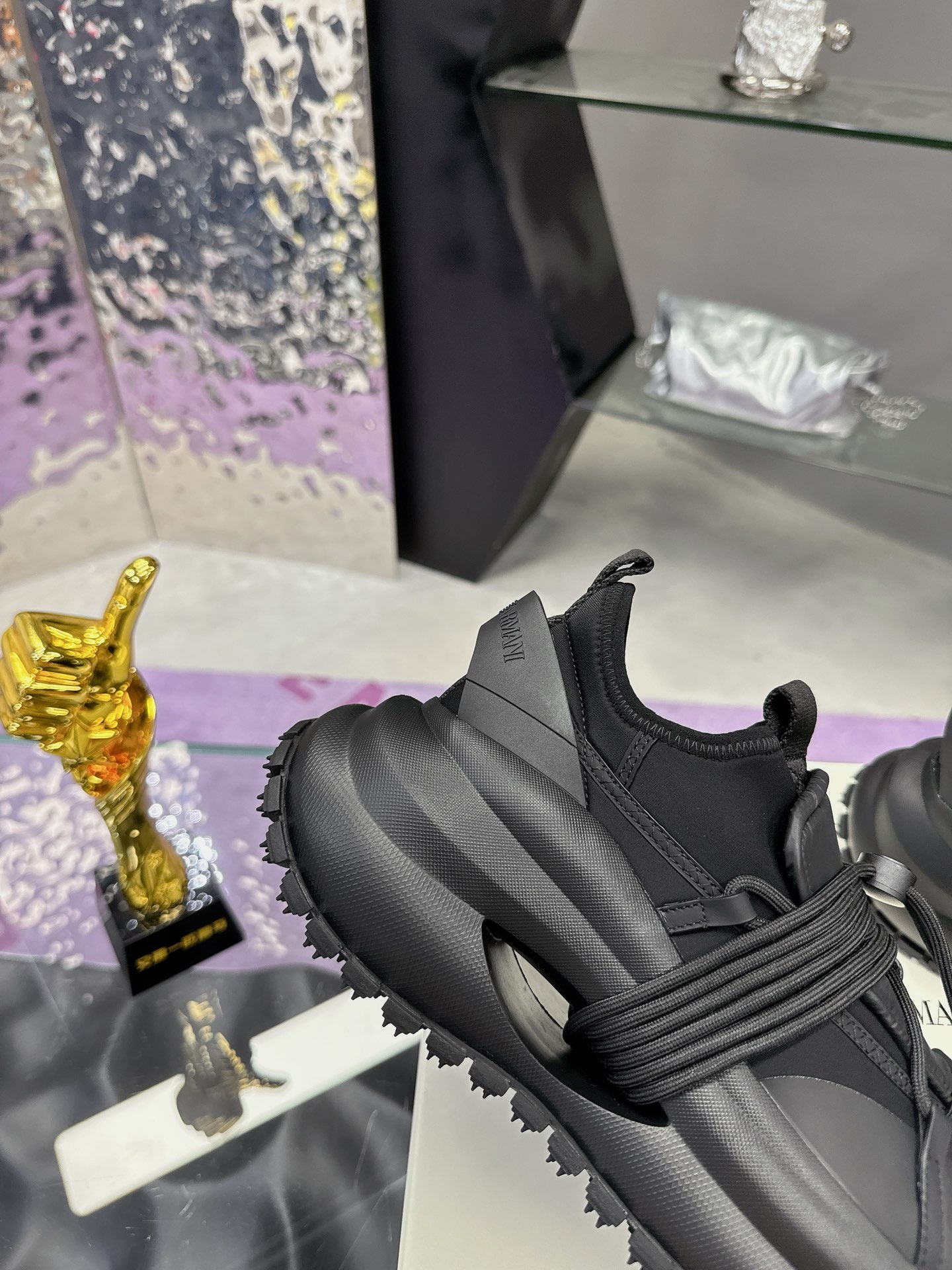 Fashionable Men’s Sneakers with Futuristic Design and High-Quality Materials at $882 - 图片 8
