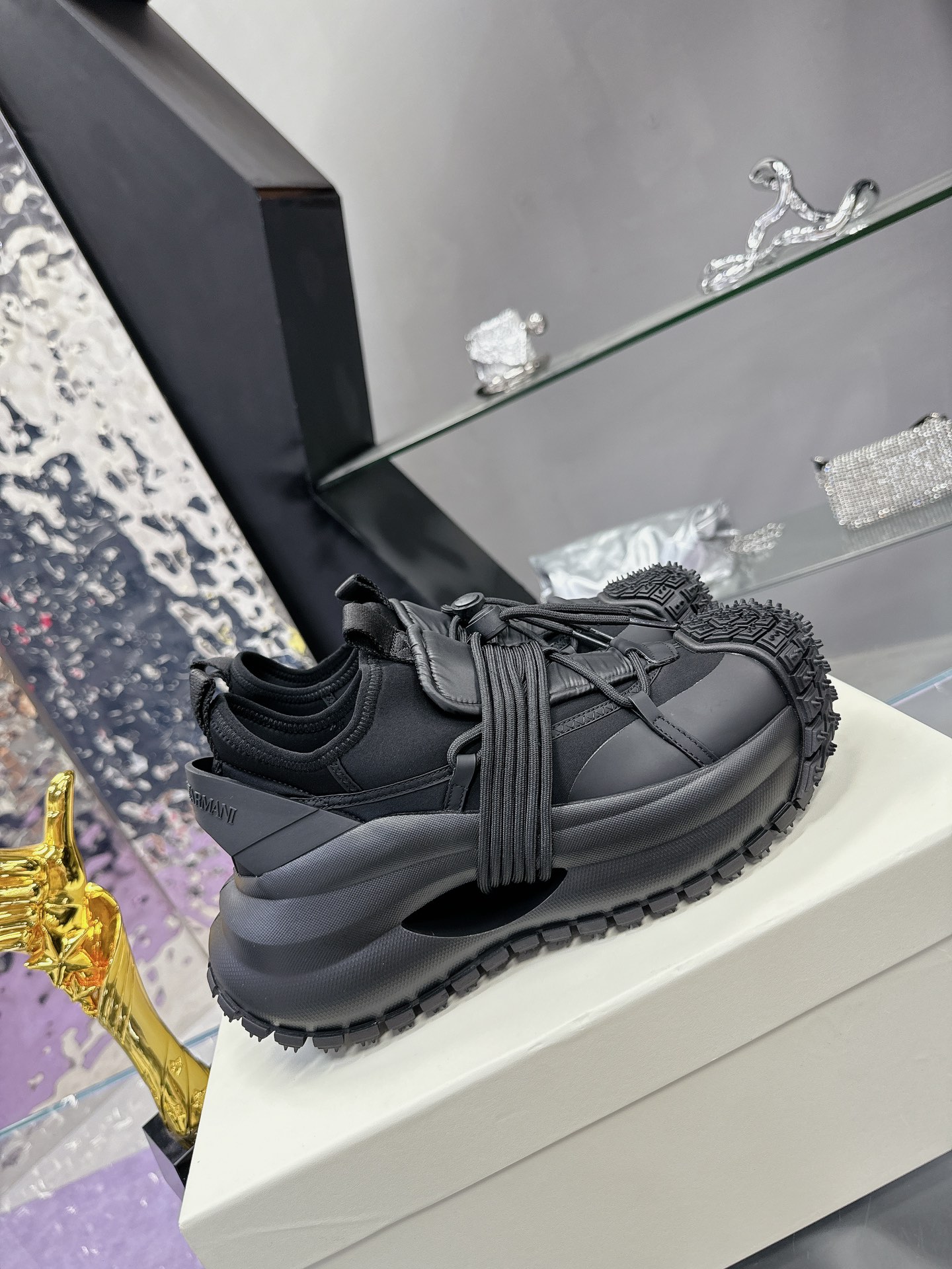 Fashionable Men’s Sneakers with Futuristic Design and High-Quality Materials at $882 - 图片 2