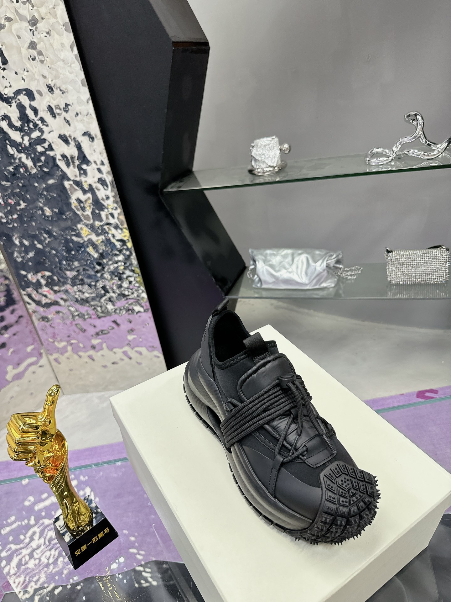 Fashionable Men’s Sneakers with Futuristic Design and High-Quality Materials at $882 - 图片 5