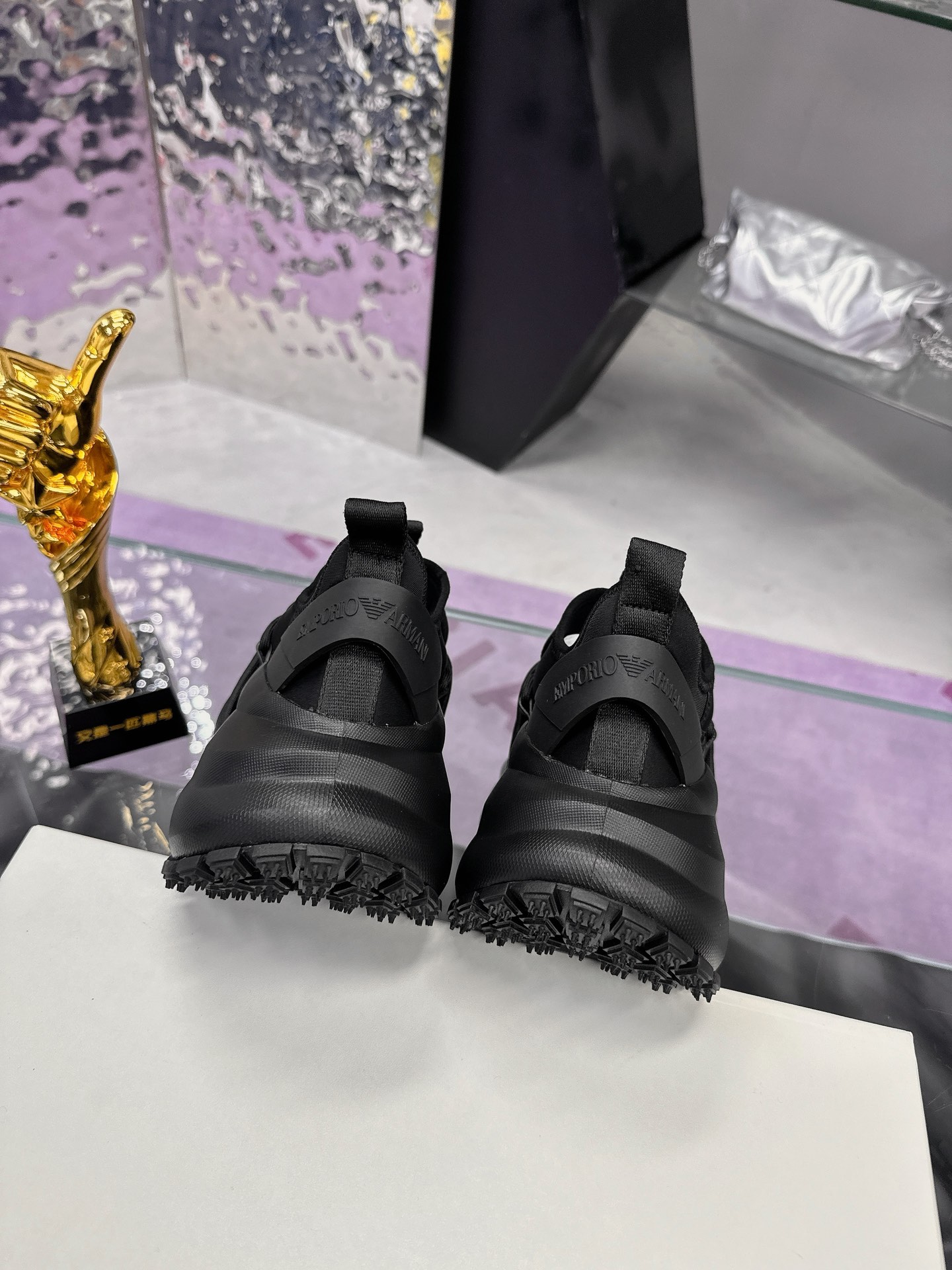 Fashionable Men’s Sneakers with Futuristic Design and High-Quality Materials at $882 - 图片 7