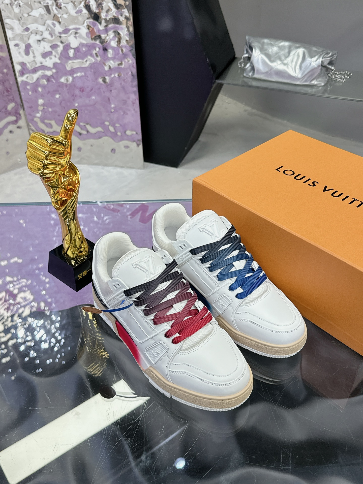 工厂价：400❤️❤️❤️
原版开发 品质出货 
欢迎对比 ——LV板鞋系列
LV Trainer Maxi运动鞋将成衣系列的宽松廓形引入VirgilAbloh笔下的LVTrainer运动鞋设计，春夏男装秀场瞩目亮相。牛皮革鞋面结合粗犷织物鞋带，以缤纷串珠点明品牌经典元素。LV字母标注鞋舌，Monogram花卉栖身外底。混合材质
采用头层牛皮制成，进口定制专用印花牛仔布包裹，粗鞋带系带设计，侧面带 Monogram 大印花， 鞋舌及后跟”lv 54“徽章点缀，橡胶外底饰有 Monogram 花卉， 网布内里棉垫脚，舒适性一如既往的达到极致，精品传承，品质至上，值得拥有！
码数：女：35-40男款38-45（46定做不退换）
♡全套包装搭配原版礼盒