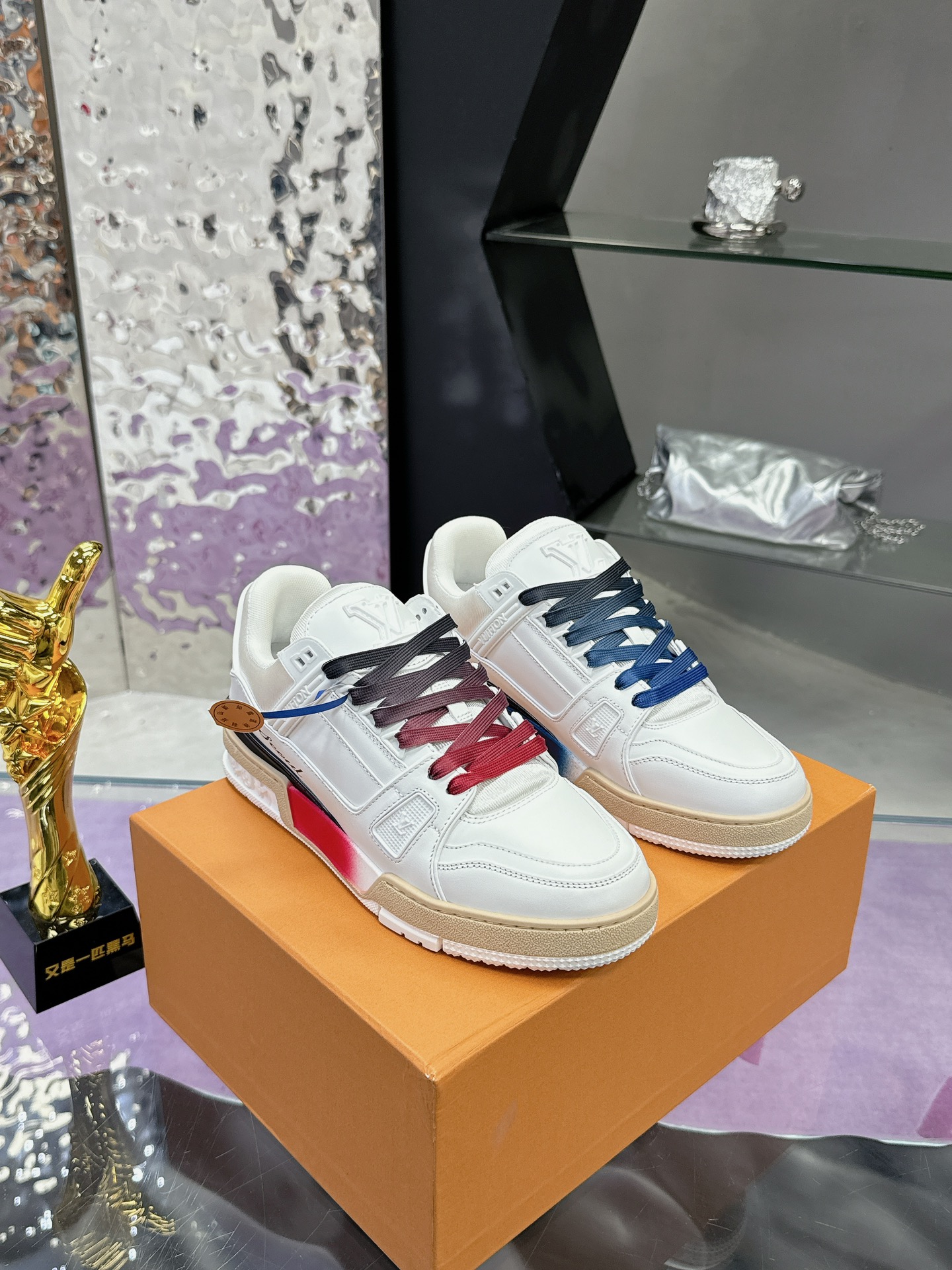 工厂价：400❤️❤️❤️
原版开发 品质出货 
欢迎对比 ——LV板鞋系列
LV Trainer Maxi运动鞋将成衣系列的宽松廓形引入VirgilAbloh笔下的LVTrainer运动鞋设计，春夏男装秀场瞩目亮相。牛皮革鞋面结合粗犷织物鞋带，以缤纷串珠点明品牌经典元素。LV字母标注鞋舌，Monogram花卉栖身外底。混合材质
采用头层牛皮制成，进口定制专用印花牛仔布包裹，粗鞋带系带设计，侧面带 Monogram 大印花， 鞋舌及后跟”lv 54“徽章点缀，橡胶外底饰有 Monogram 花卉， 网布内里棉垫脚，舒适性一如既往的达到极致，精品传承，品质至上，值得拥有！
码数：女：35-40男款38-45（46定做不退换）
♡全套包装搭配原版礼盒