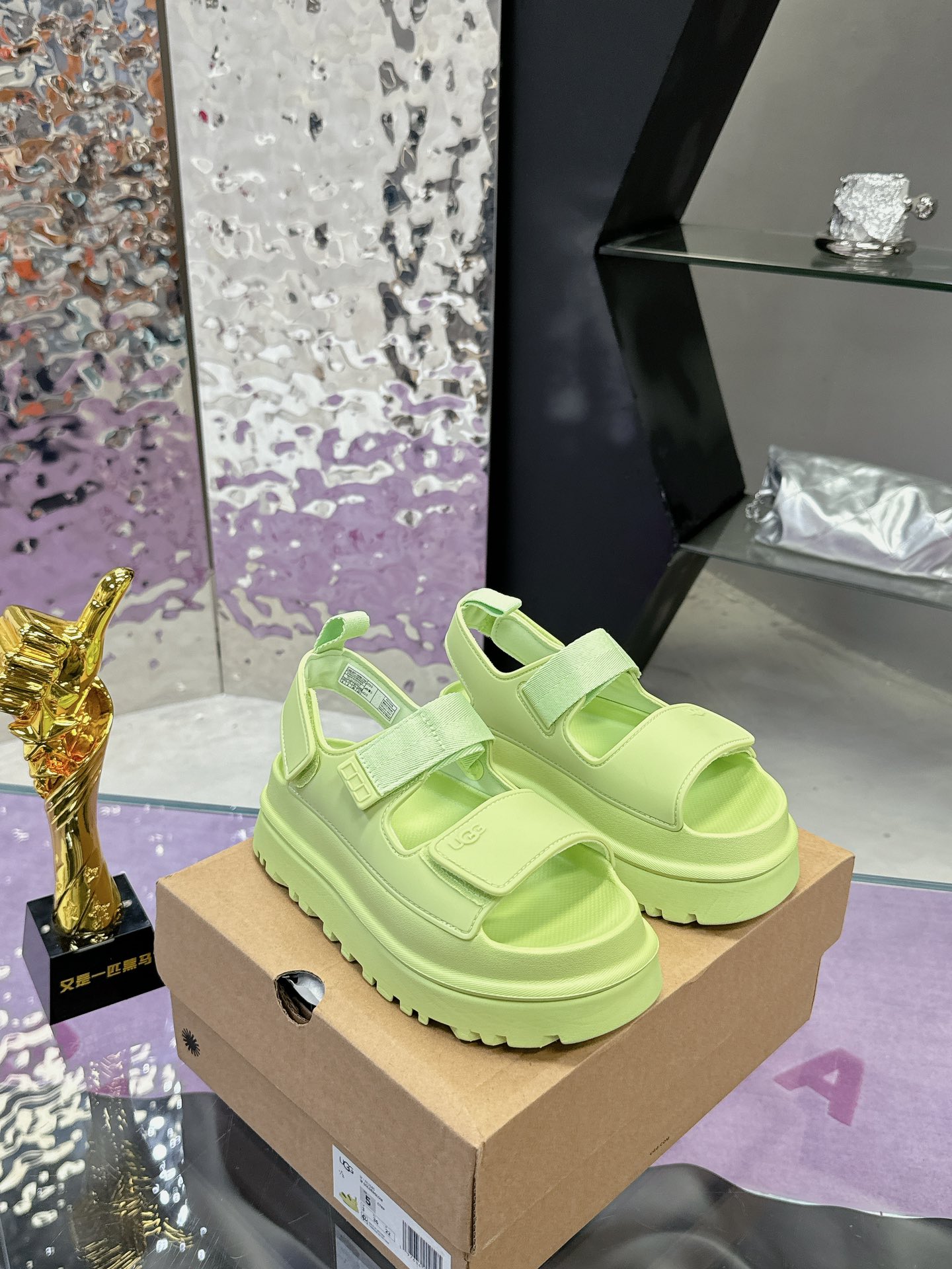 “New UGG Sandals: Female Plant Price, Dopamine Colors, Tie-Up Designs, EVA Base, Comfortable Fit” - 图片 1