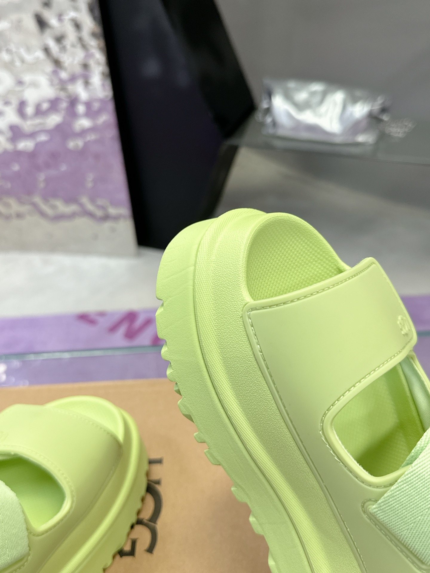 “New UGG Sandals: Female Plant Price, Dopamine Colors, Tie-Up Designs, EVA Base, Comfortable Fit” - 图片 6