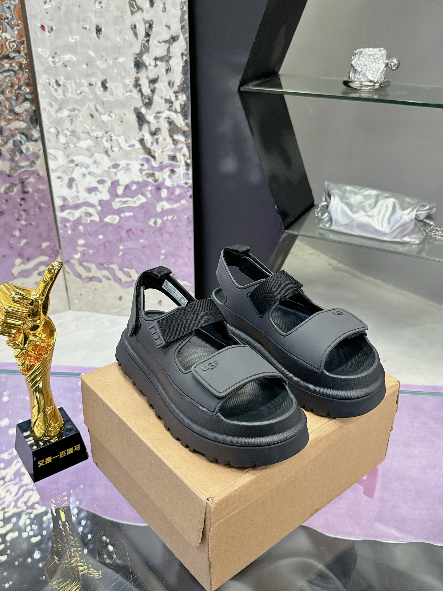 “Female UGG Sandals with Dopamine Colors and Tie-Up Designs for Comfortable Wear” - 图片 1