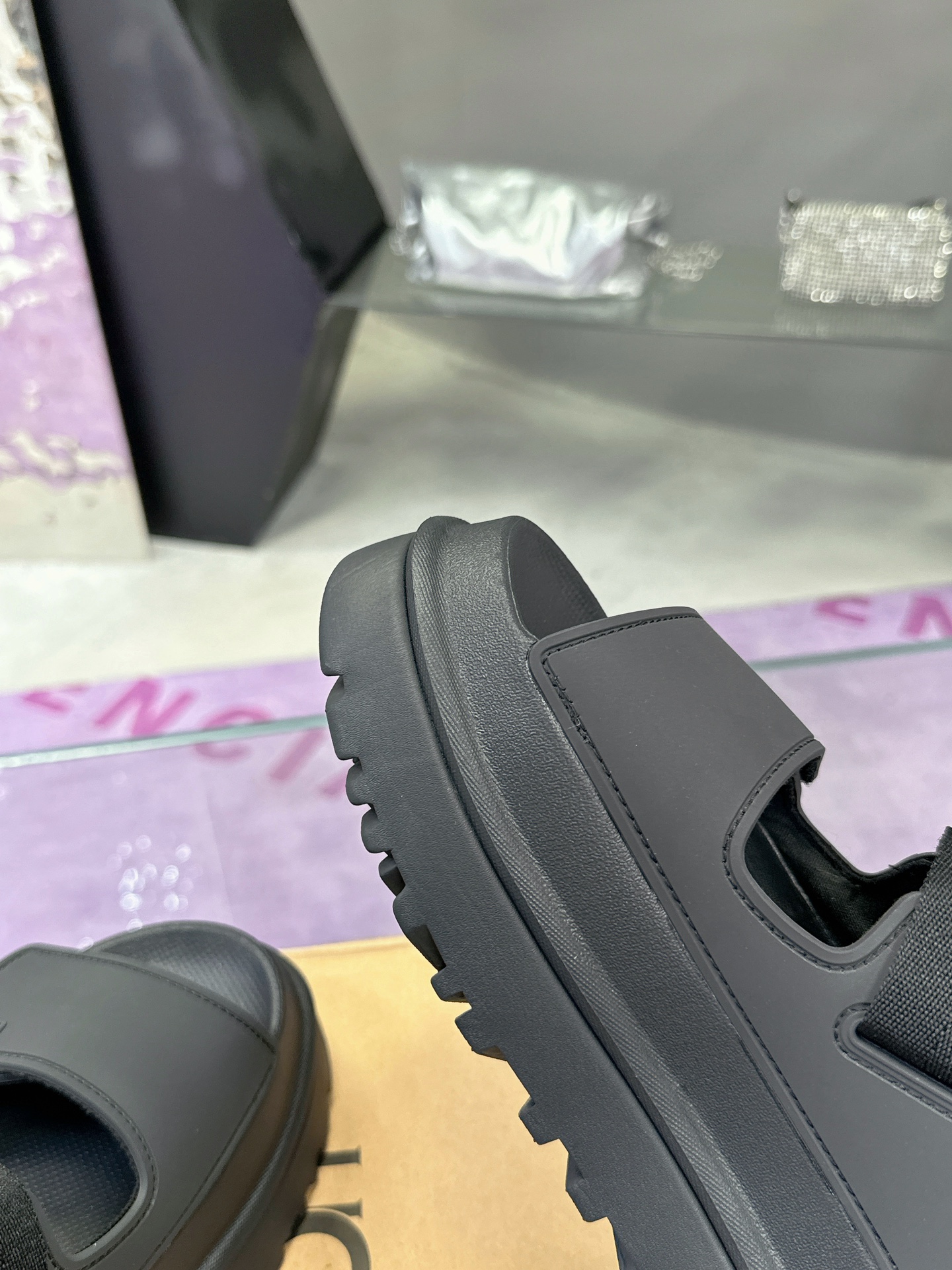 “Female UGG Sandals with Dopamine Colors and Tie-Up Designs for Comfortable Wear” - 图片 6