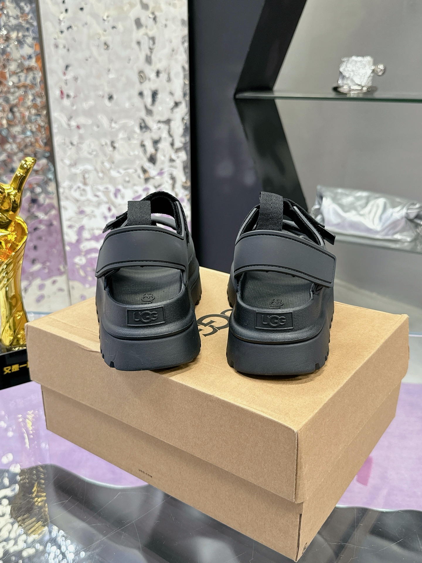 “Female UGG Sandals with Dopamine Colors and Tie-Up Designs for Comfortable Wear” - 图片 9
