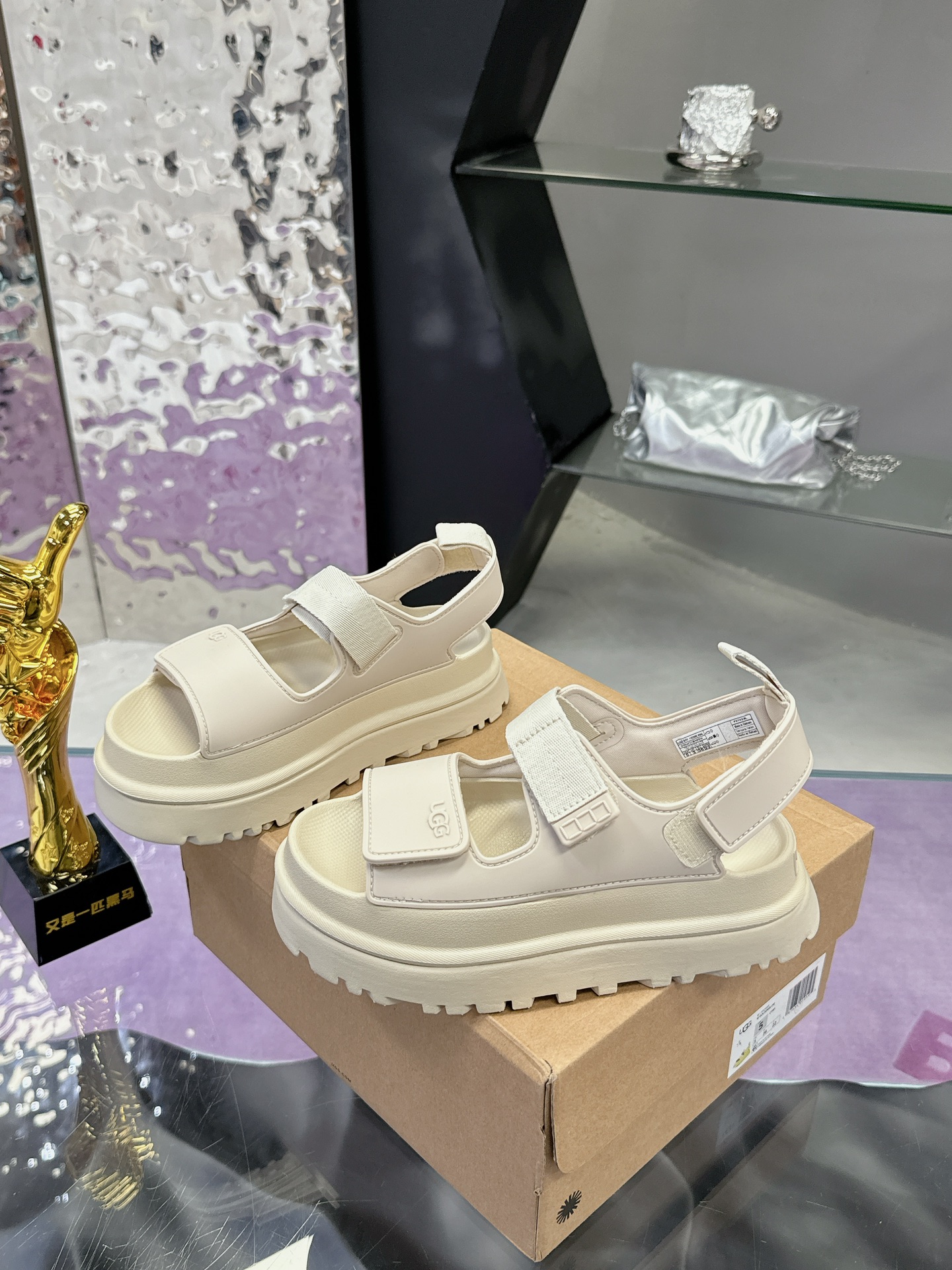 “Female UGG Sandals: Comfortable, Stylish, and Vibrant Design for Easy Wear” - 图片 3