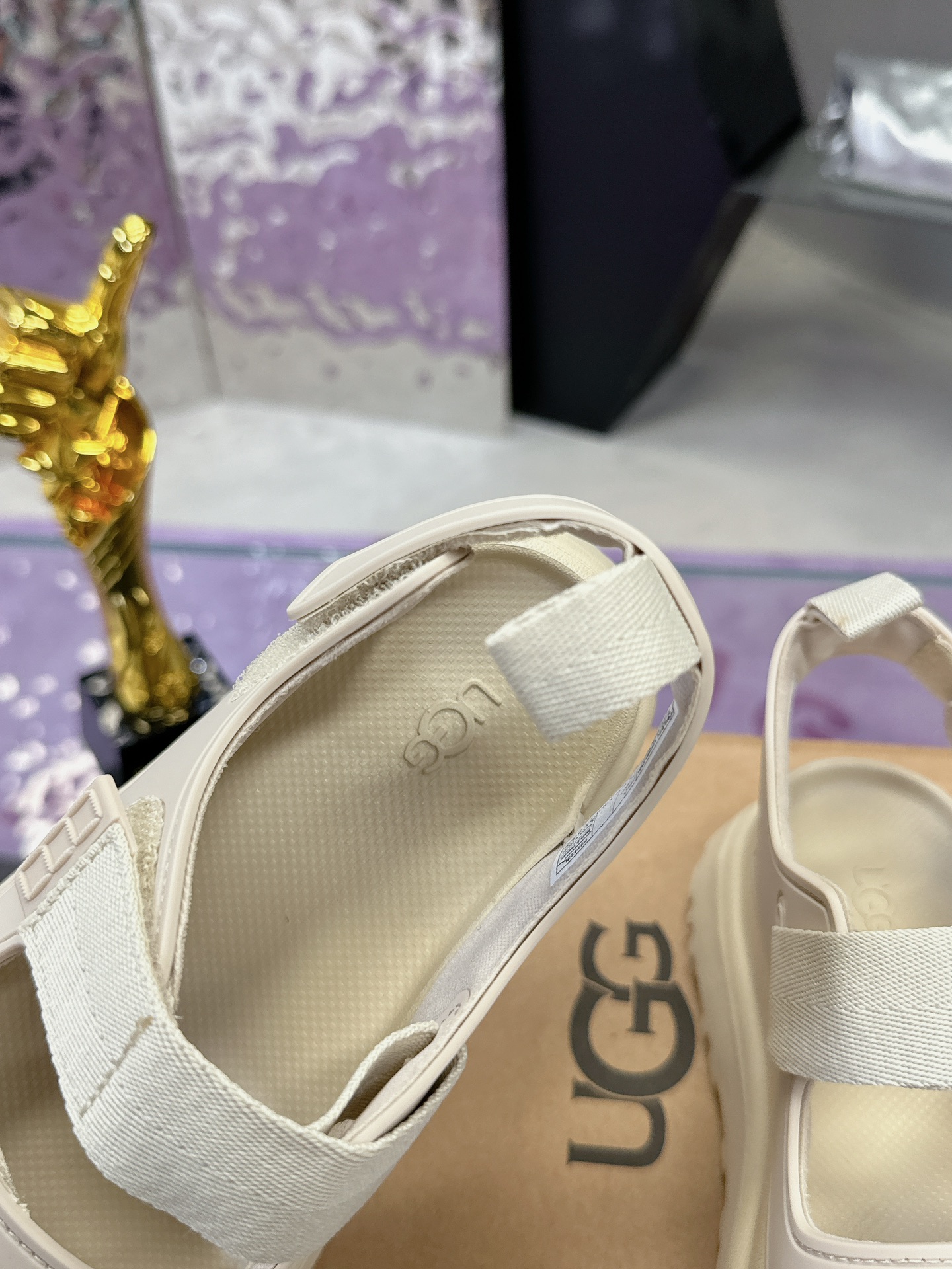 “Female UGG Sandals: Comfortable, Stylish, and Vibrant Design for Easy Wear” - 图片 7