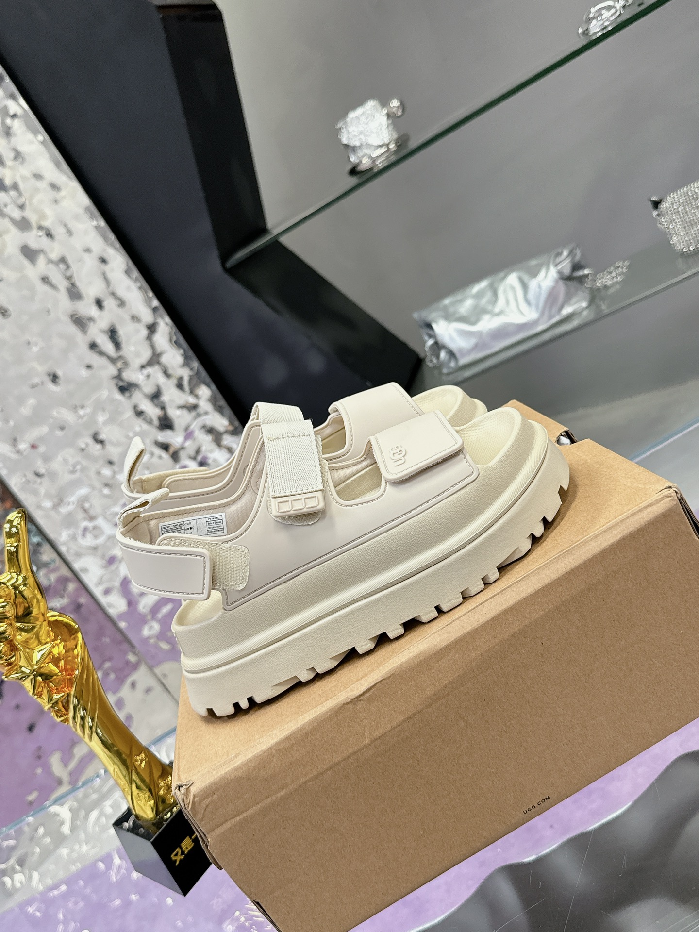 “Female UGG Sandals: Comfortable, Stylish, and Vibrant Design for Easy Wear” - 图片 2
