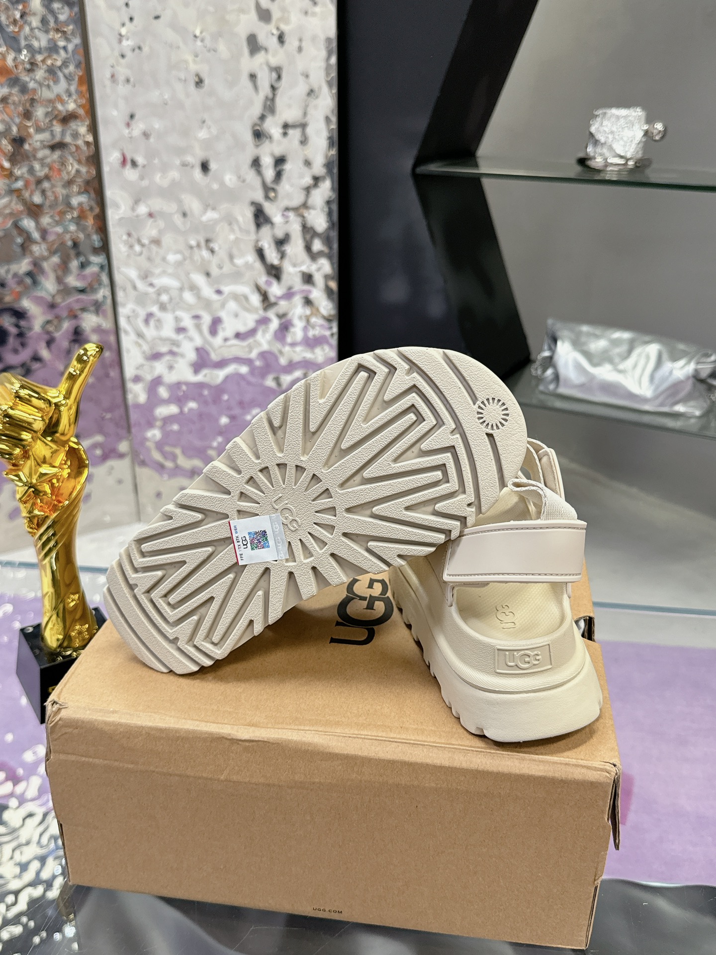 “Female UGG Sandals: Comfortable, Stylish, and Vibrant Design for Easy Wear” - 图片 9