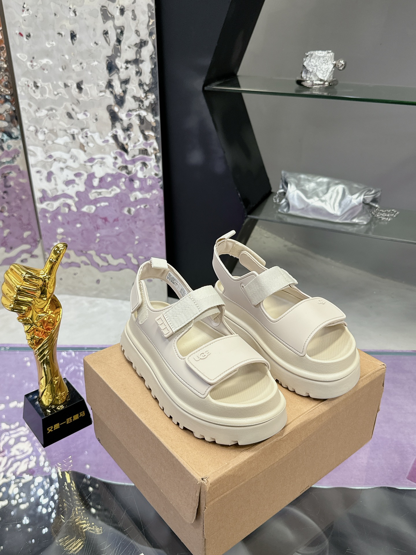 “Female UGG Sandals: Comfortable, Stylish, and Vibrant Design for Easy Wear”