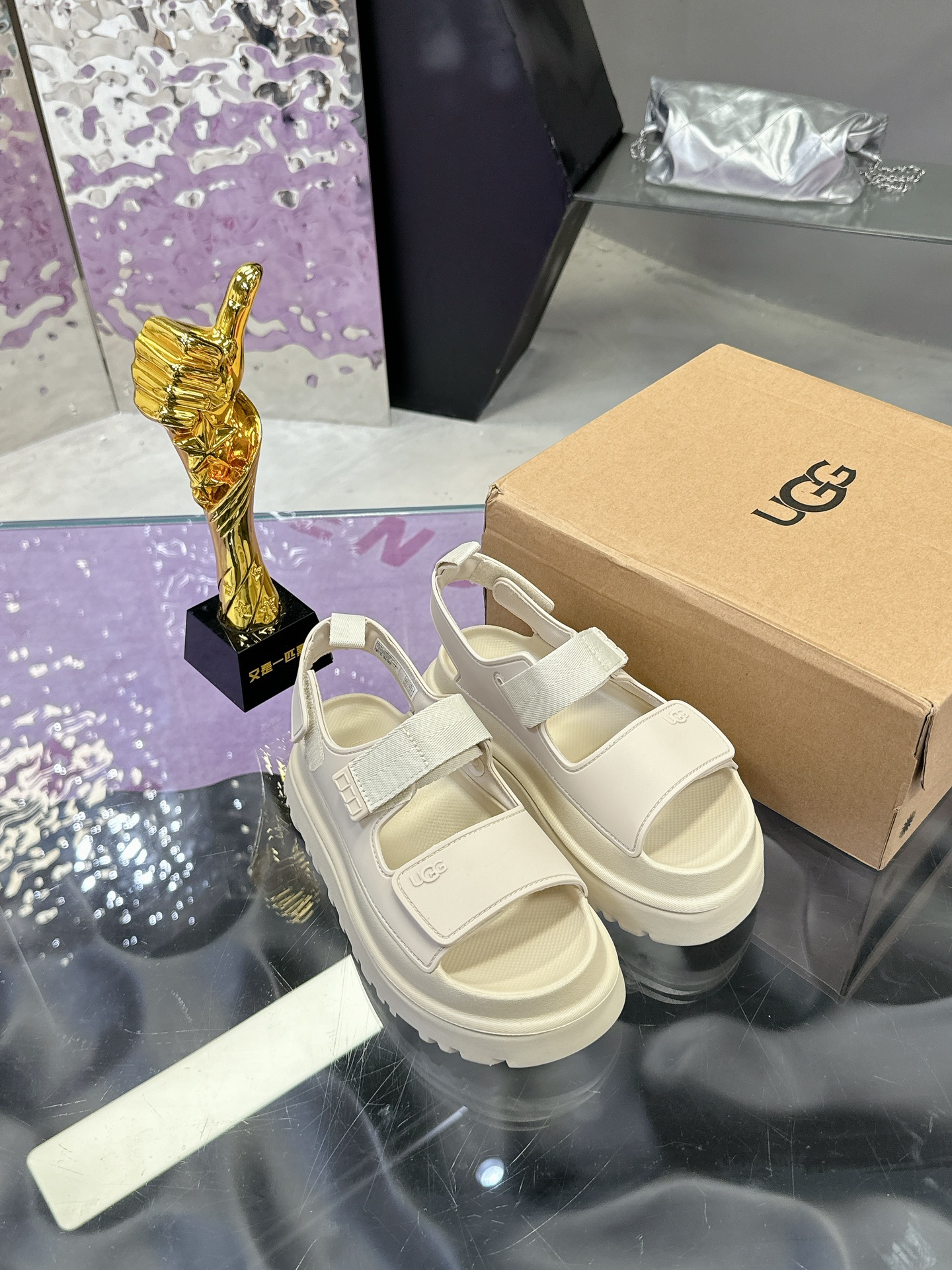 “Female UGG Sandals: Comfortable, Stylish, and Vibrant Design for Easy Wear” - 图片 4