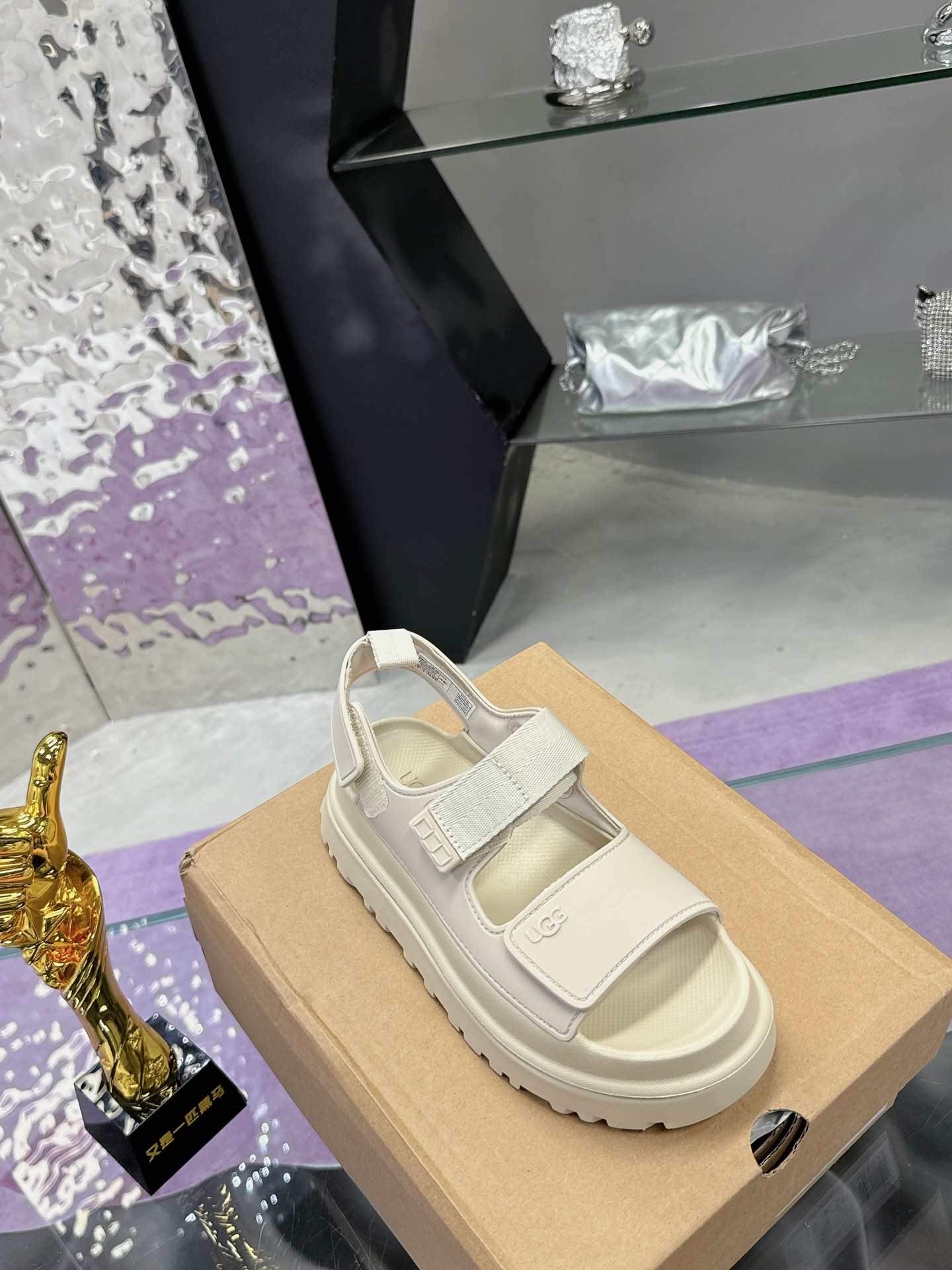 “Female UGG Sandals: Comfortable, Stylish, and Vibrant Design for Easy Wear” - 图片 5