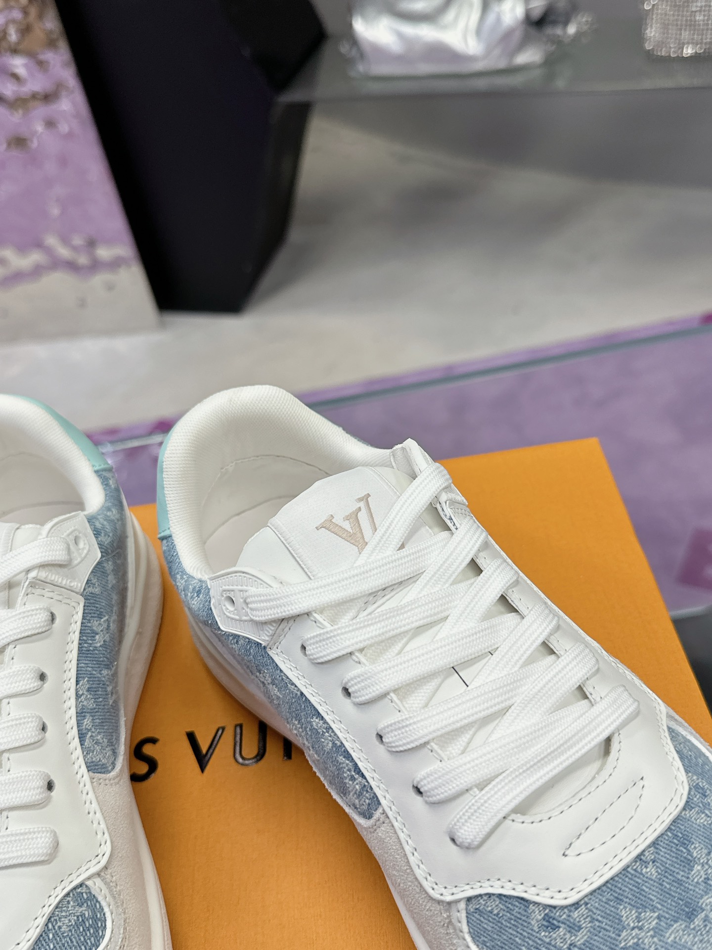 工厂价：310❤️❤️❤️
LV新款24ss 航海刺绣运动鞋👟
新品⭐LV Confetti系列
黑白配色，是全皮材质。麂皮拼接小牛皮！
刺绣版面是L家航海元素的刺绣，超级精致好看！
漂亮鞋子是人间宝藏，穿漂亮鞋子的你是人间理想！你值得拥有❤️    
情侣款 码数35-46