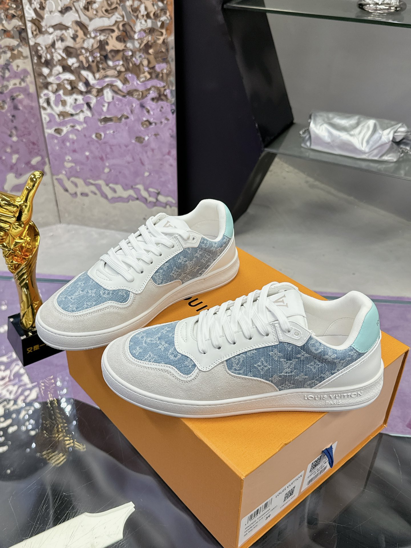 工厂价：310❤️❤️❤️
LV新款24ss 航海刺绣运动鞋👟
新品⭐LV Confetti系列
黑白配色，是全皮材质。麂皮拼接小牛皮！
刺绣版面是L家航海元素的刺绣，超级精致好看！
漂亮鞋子是人间宝藏，穿漂亮鞋子的你是人间理想！你值得拥有❤️    
情侣款 码数35-46