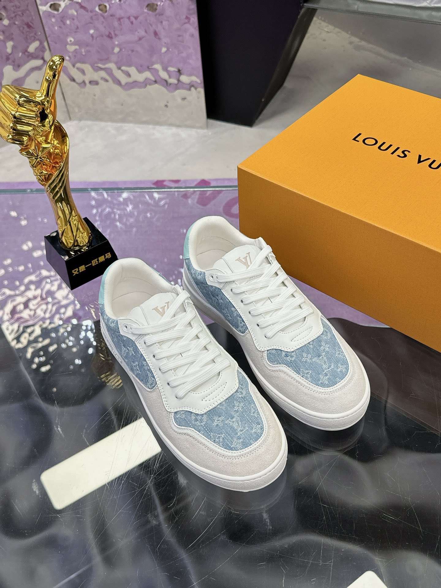 工厂价：310❤️❤️❤️
LV新款24ss 航海刺绣运动鞋👟
新品⭐LV Confetti系列
黑白配色，是全皮材质。麂皮拼接小牛皮！
刺绣版面是L家航海元素的刺绣，超级精致好看！
漂亮鞋子是人间宝藏，穿漂亮鞋子的你是人间理想！你值得拥有❤️    
情侣款 码数35-46