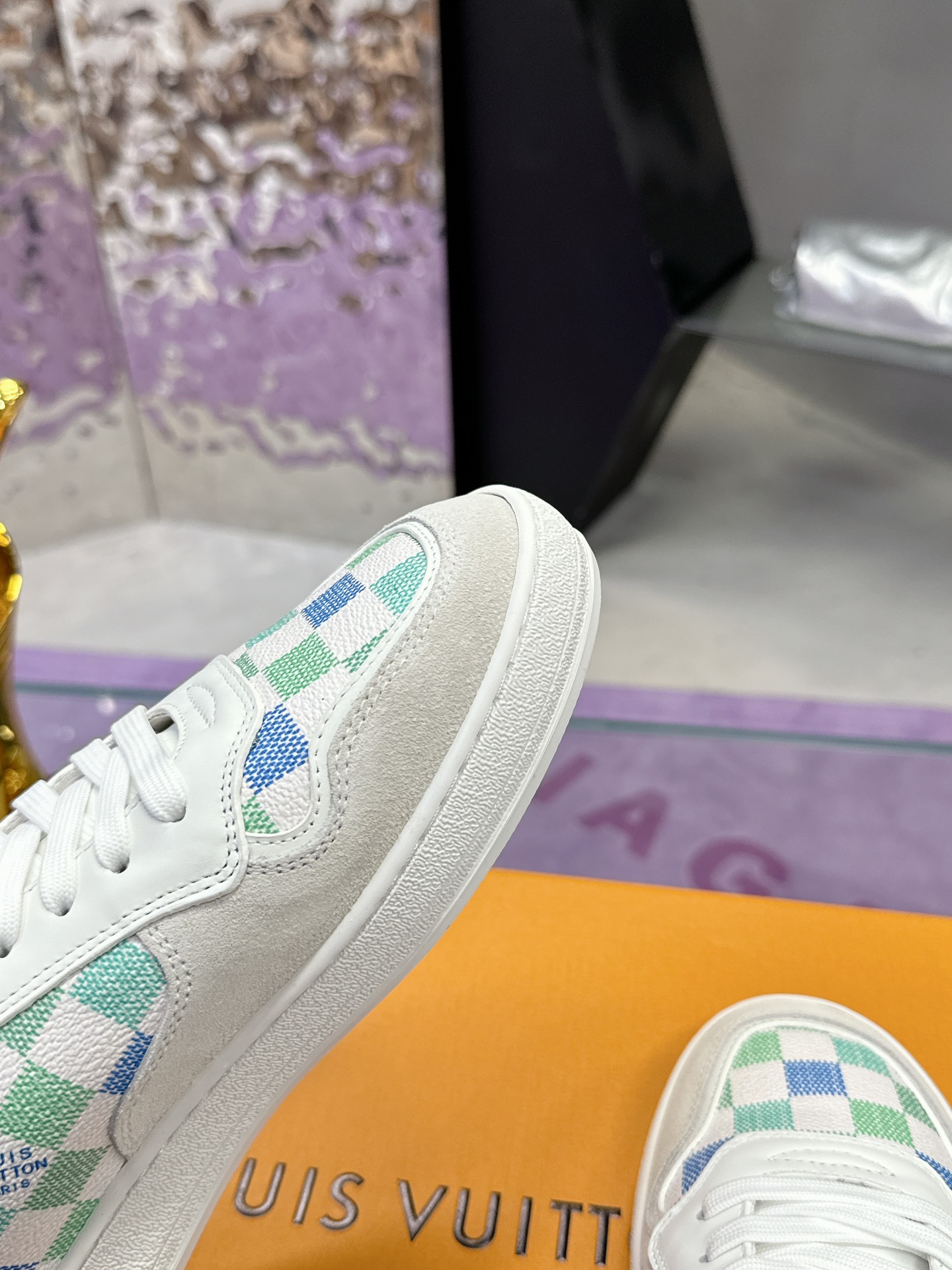 工厂价：310❤️❤️❤️
LV新款24ss 航海刺绣运动鞋👟
新品⭐LV Confetti系列
黑白配色，是全皮材质。麂皮拼接小牛皮！
刺绣版面是L家航海元素的刺绣，超级精致好看！
漂亮鞋子是人间宝藏，穿漂亮鞋子的你是人间理想！你值得拥有❤️    
情侣款 码数35-46