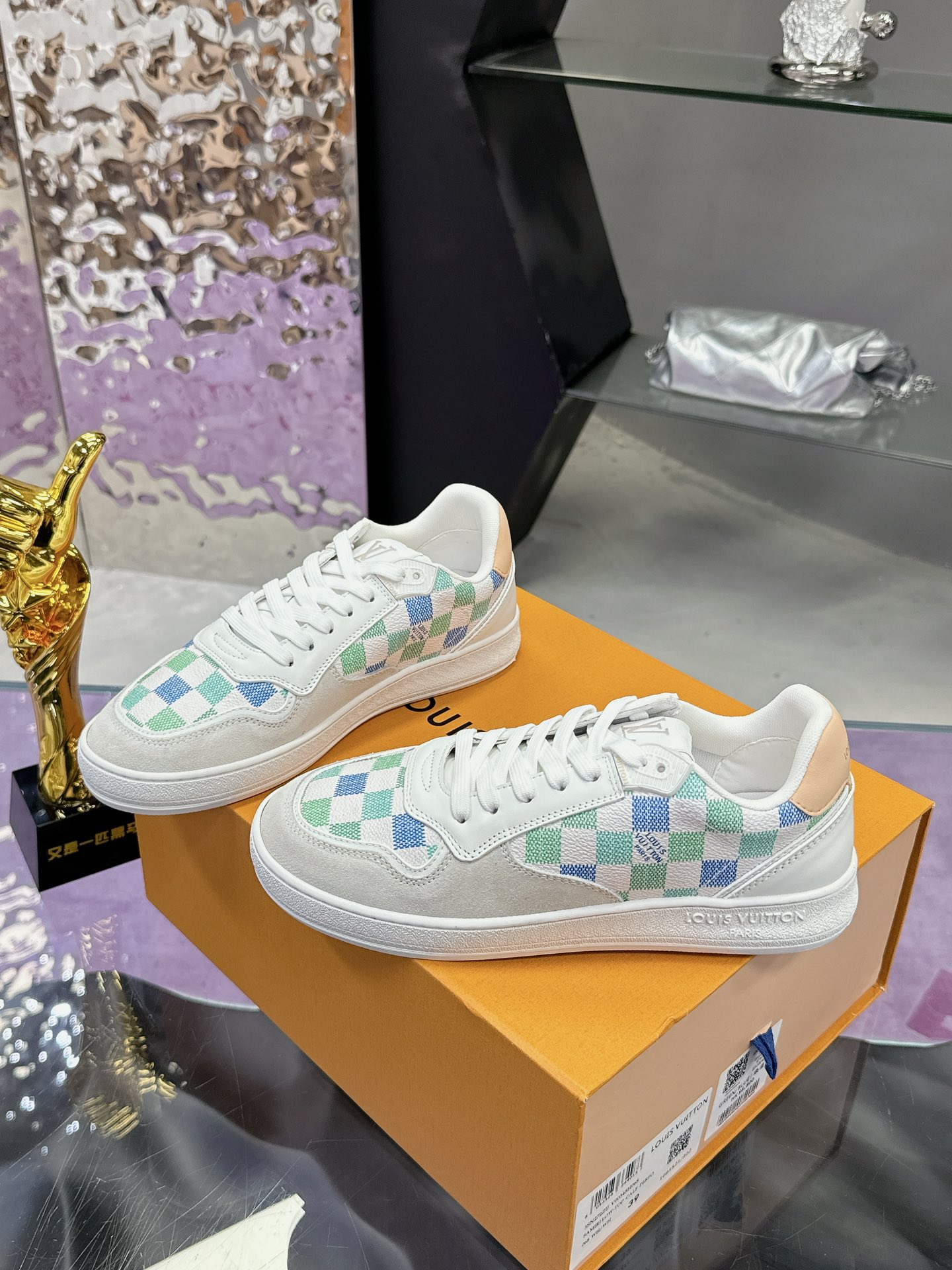 工厂价：310❤️❤️❤️
LV新款24ss 航海刺绣运动鞋👟
新品⭐LV Confetti系列
黑白配色，是全皮材质。麂皮拼接小牛皮！
刺绣版面是L家航海元素的刺绣，超级精致好看！
漂亮鞋子是人间宝藏，穿漂亮鞋子的你是人间理想！你值得拥有❤️    
情侣款 码数35-46