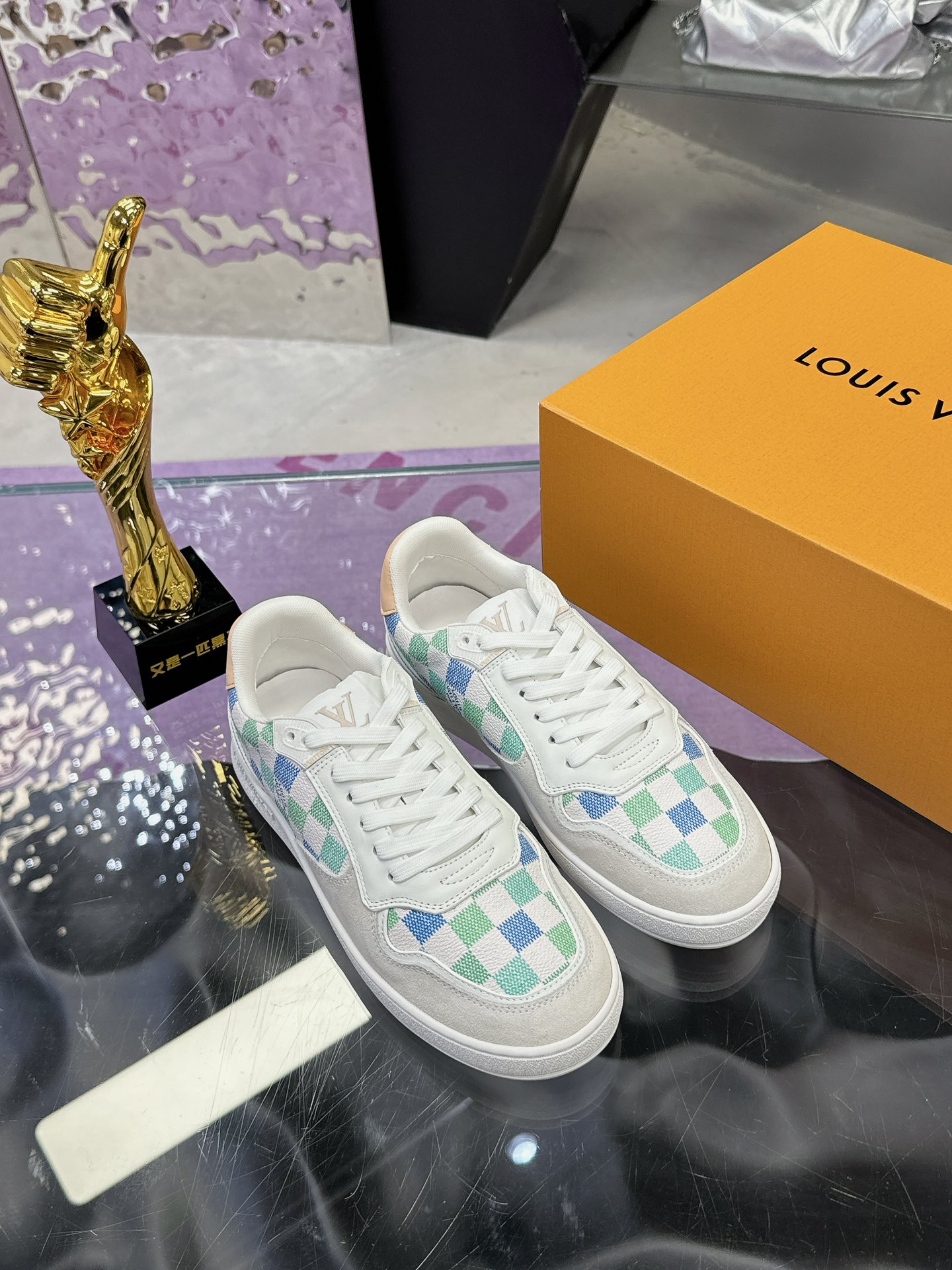 工厂价：310❤️❤️❤️
LV新款24ss 航海刺绣运动鞋👟
新品⭐LV Confetti系列
黑白配色，是全皮材质。麂皮拼接小牛皮！
刺绣版面是L家航海元素的刺绣，超级精致好看！
漂亮鞋子是人间宝藏，穿漂亮鞋子的你是人间理想！你值得拥有❤️    
情侣款 码数35-46