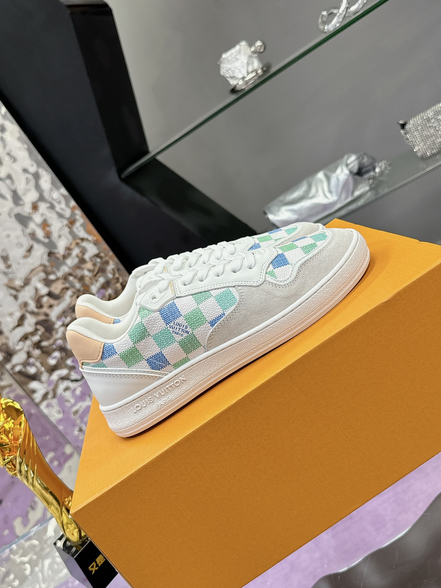 工厂价：310❤️❤️❤️
LV新款24ss 航海刺绣运动鞋👟
新品⭐LV Confetti系列
黑白配色，是全皮材质。麂皮拼接小牛皮！
刺绣版面是L家航海元素的刺绣，超级精致好看！
漂亮鞋子是人间宝藏，穿漂亮鞋子的你是人间理想！你值得拥有❤️    
情侣款 码数35-46