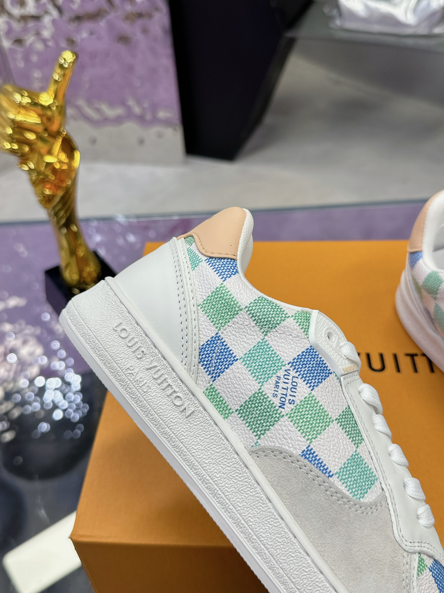 工厂价：310❤️❤️❤️
LV新款24ss 航海刺绣运动鞋👟
新品⭐LV Confetti系列
黑白配色，是全皮材质。麂皮拼接小牛皮！
刺绣版面是L家航海元素的刺绣，超级精致好看！
漂亮鞋子是人间宝藏，穿漂亮鞋子的你是人间理想！你值得拥有❤️    
情侣款 码数35-46