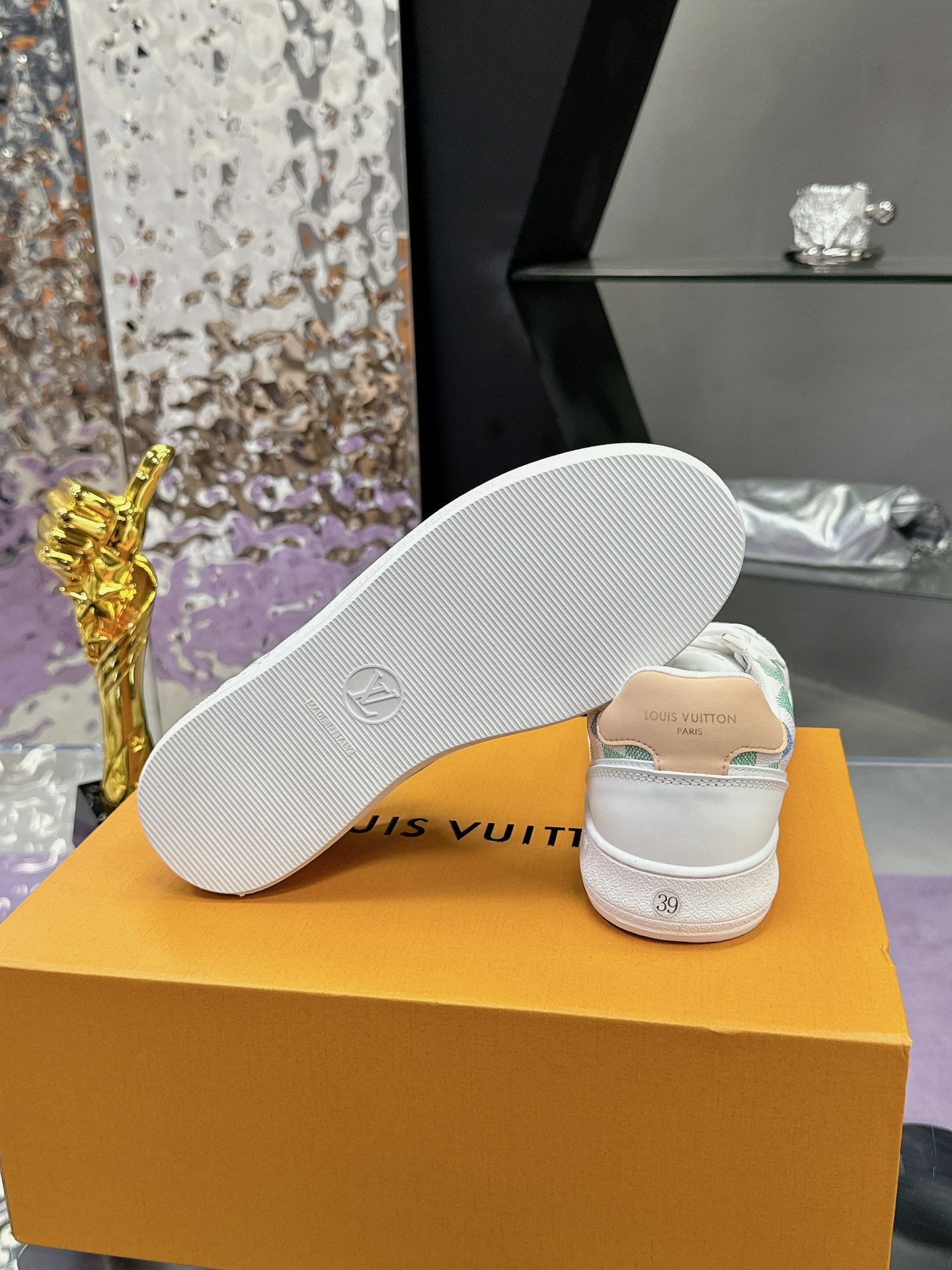 工厂价：310❤️❤️❤️
LV新款24ss 航海刺绣运动鞋👟
新品⭐LV Confetti系列
黑白配色，是全皮材质。麂皮拼接小牛皮！
刺绣版面是L家航海元素的刺绣，超级精致好看！
漂亮鞋子是人间宝藏，穿漂亮鞋子的你是人间理想！你值得拥有❤️    
情侣款 码数35-46