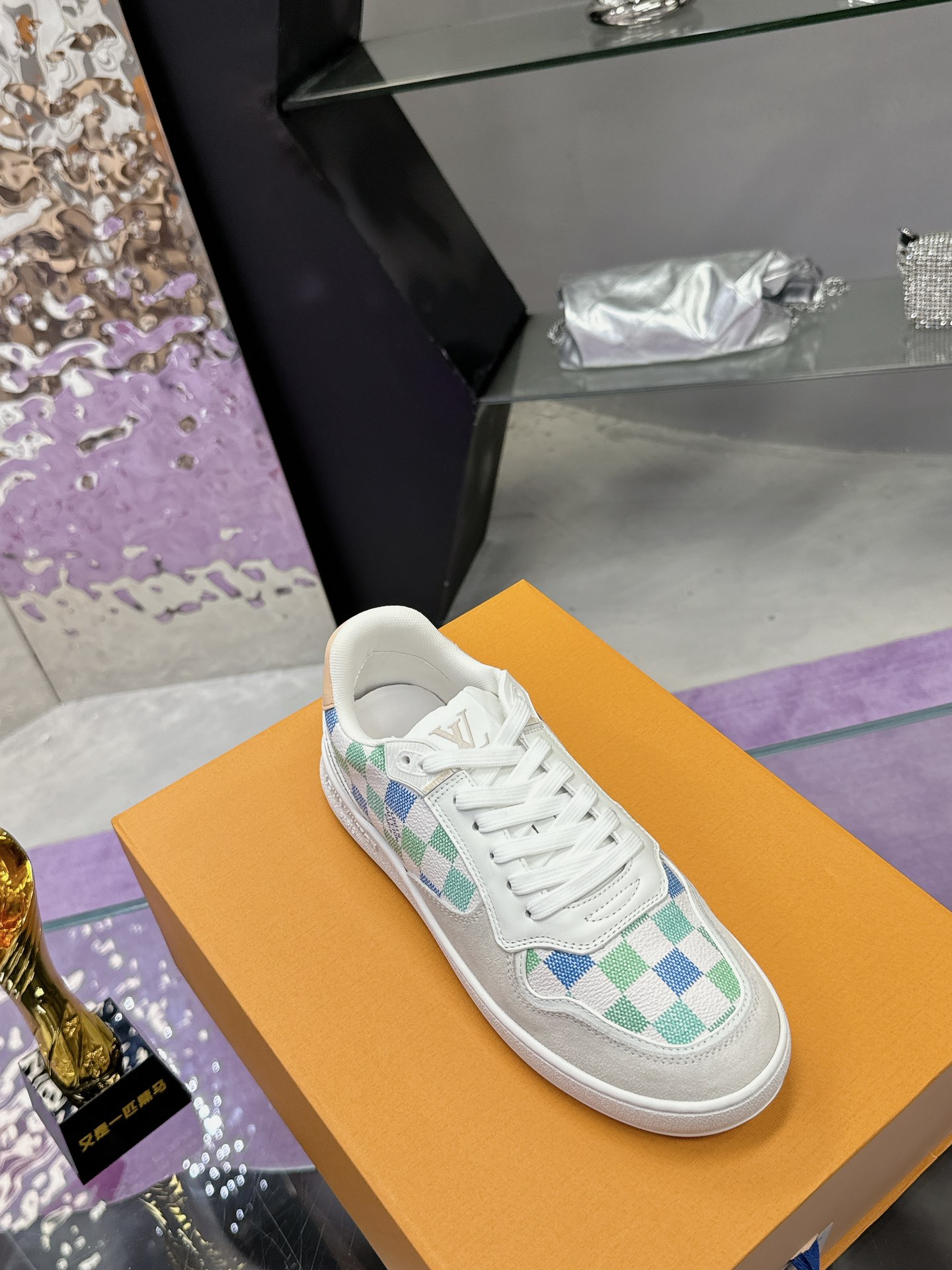 工厂价：310❤️❤️❤️
LV新款24ss 航海刺绣运动鞋👟
新品⭐LV Confetti系列
黑白配色，是全皮材质。麂皮拼接小牛皮！
刺绣版面是L家航海元素的刺绣，超级精致好看！
漂亮鞋子是人间宝藏，穿漂亮鞋子的你是人间理想！你值得拥有❤️    
情侣款 码数35-46