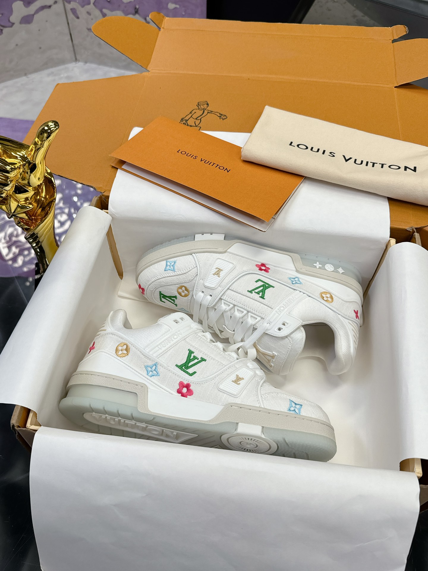 NO:266179,(Aircraft Box 10) Original Development Quality Shipping Welcome to compare LV Board Shoes Series LV Trainer Maxi Sneakers introduce the loose silhouette of the ready-to-wear series into the LVTrainer Sneakers designed by Virgil Abloh, and the men's clothing show was highlighted in the spring and summer. The cowhide upper is combined with rough fabric laces to point out the classic elements of the brand with colorful beads. The LV letters marked the tongue, and Monogram flowers live on the outsole. The mixed material is made of top layer cowhide, wrapped in imported custom-made special printed denim, thick lace-up design, with Monogram large print on the side, the tongue and heel 